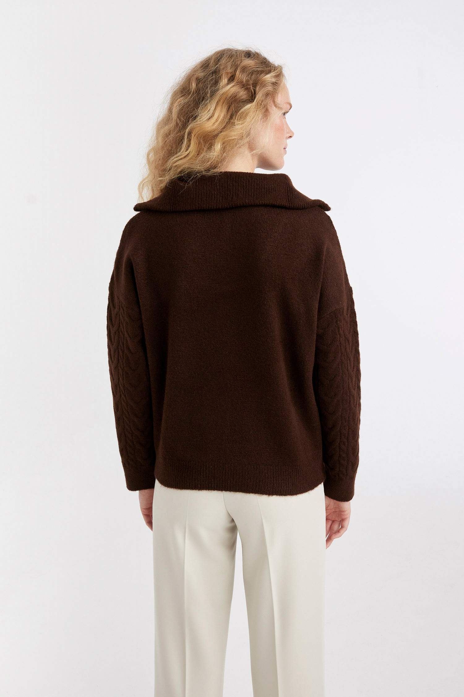 Свитер оверсайз с воротником