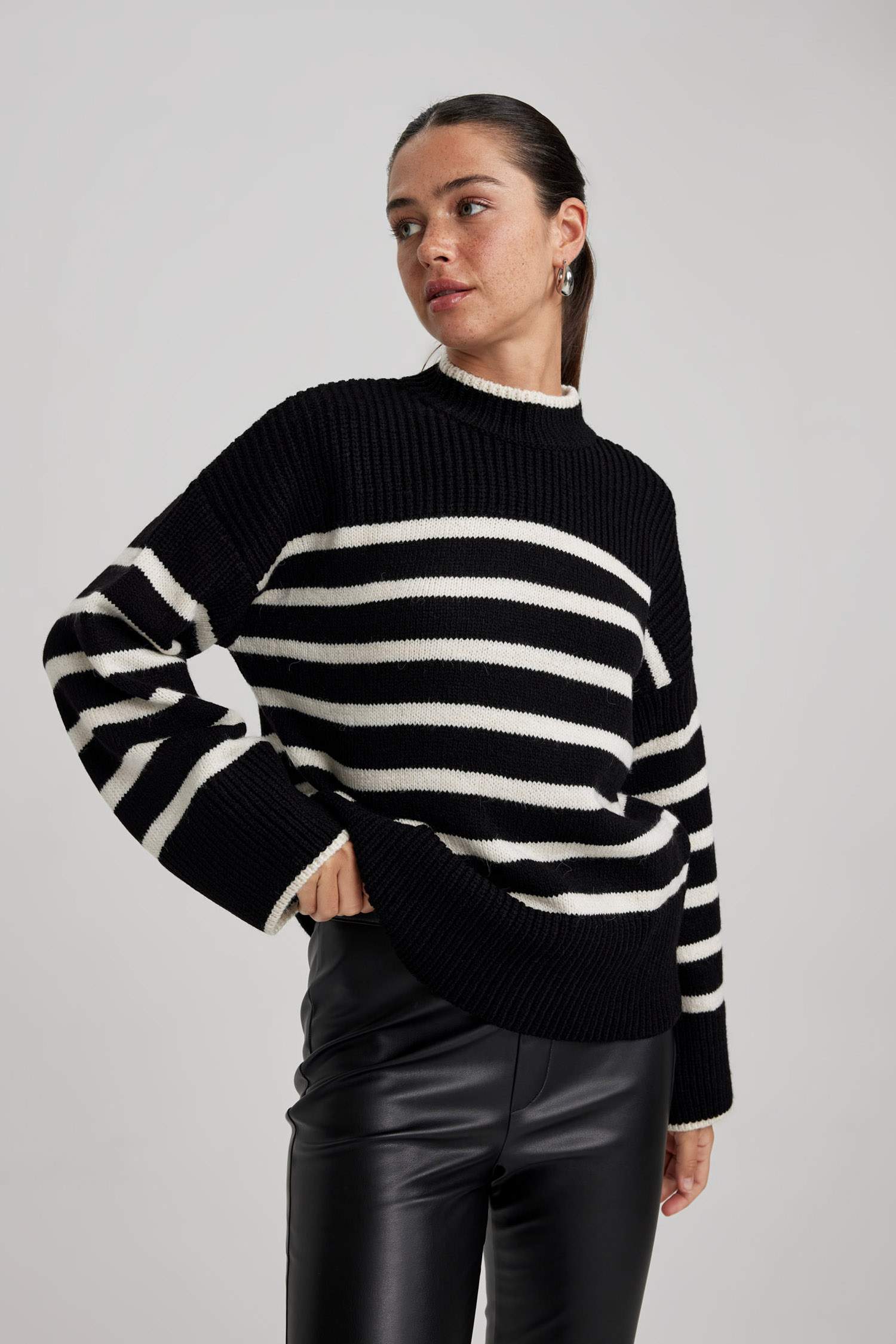 Relax Fit Çizgili Bisiklet Yaka Kazak