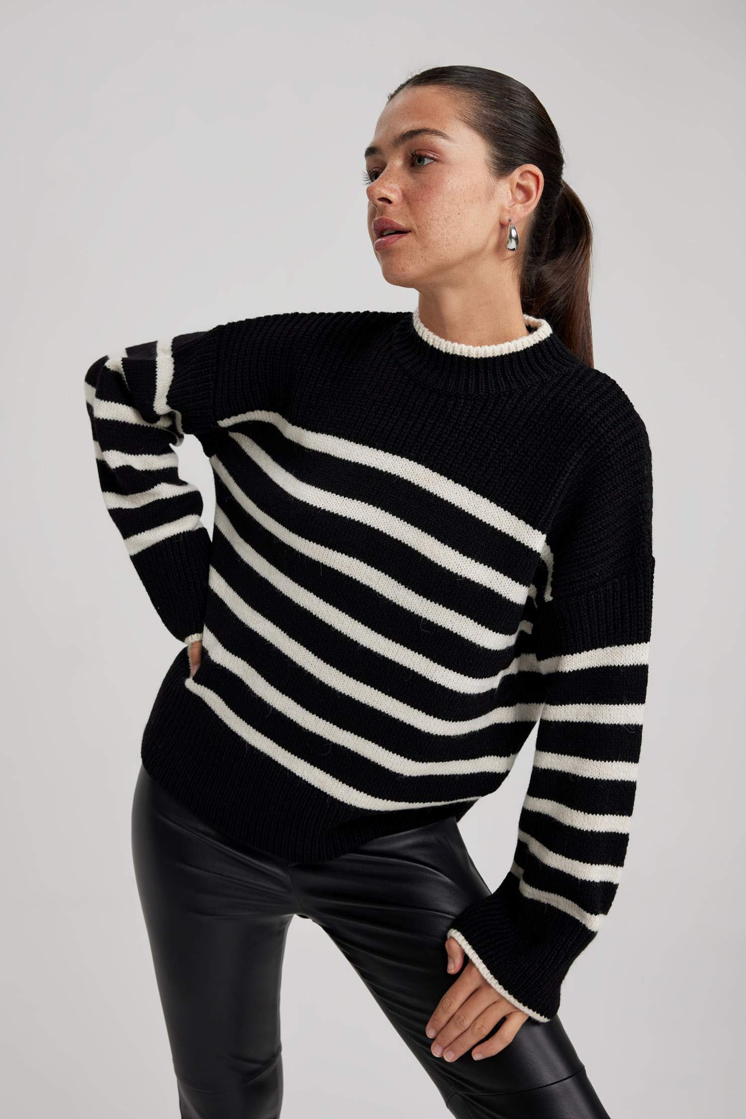 Relax Fit Çizgili Bisiklet Yaka Kazak