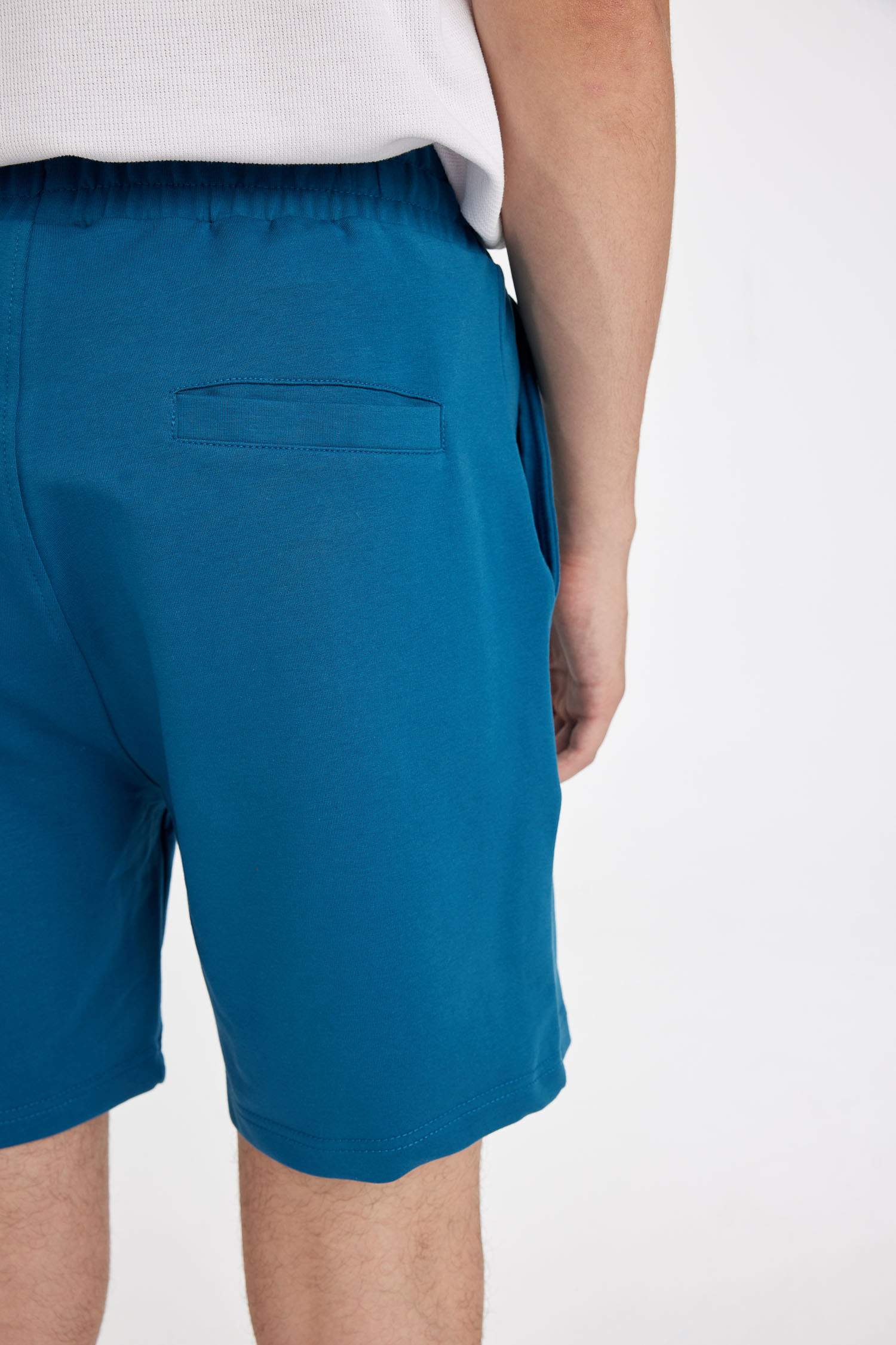 شورت سليم فيت برجل ضيق بجيب