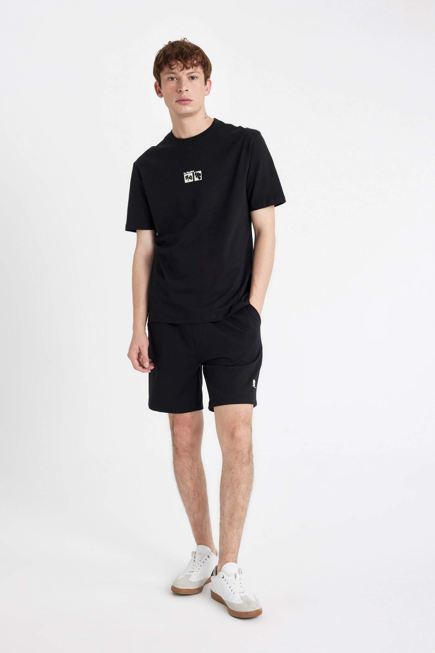 Slim Fit Dar Kesim Dar Paça Şort