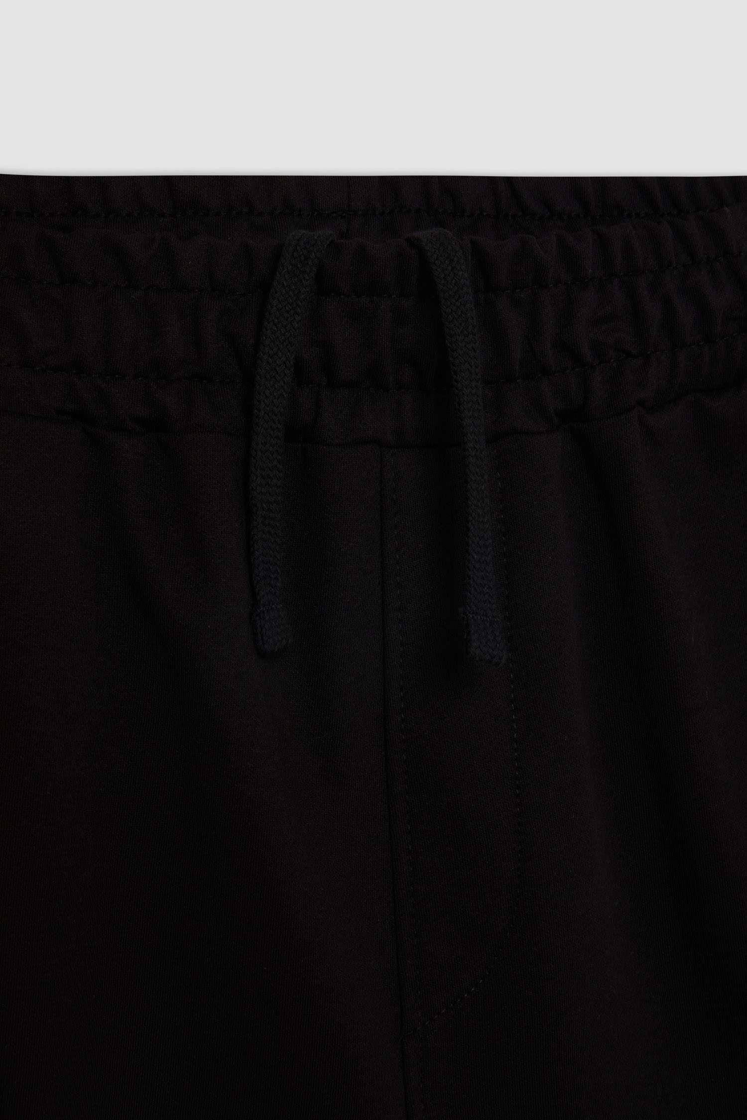 Slim Fit Dar Kesim Dar Paça Şort