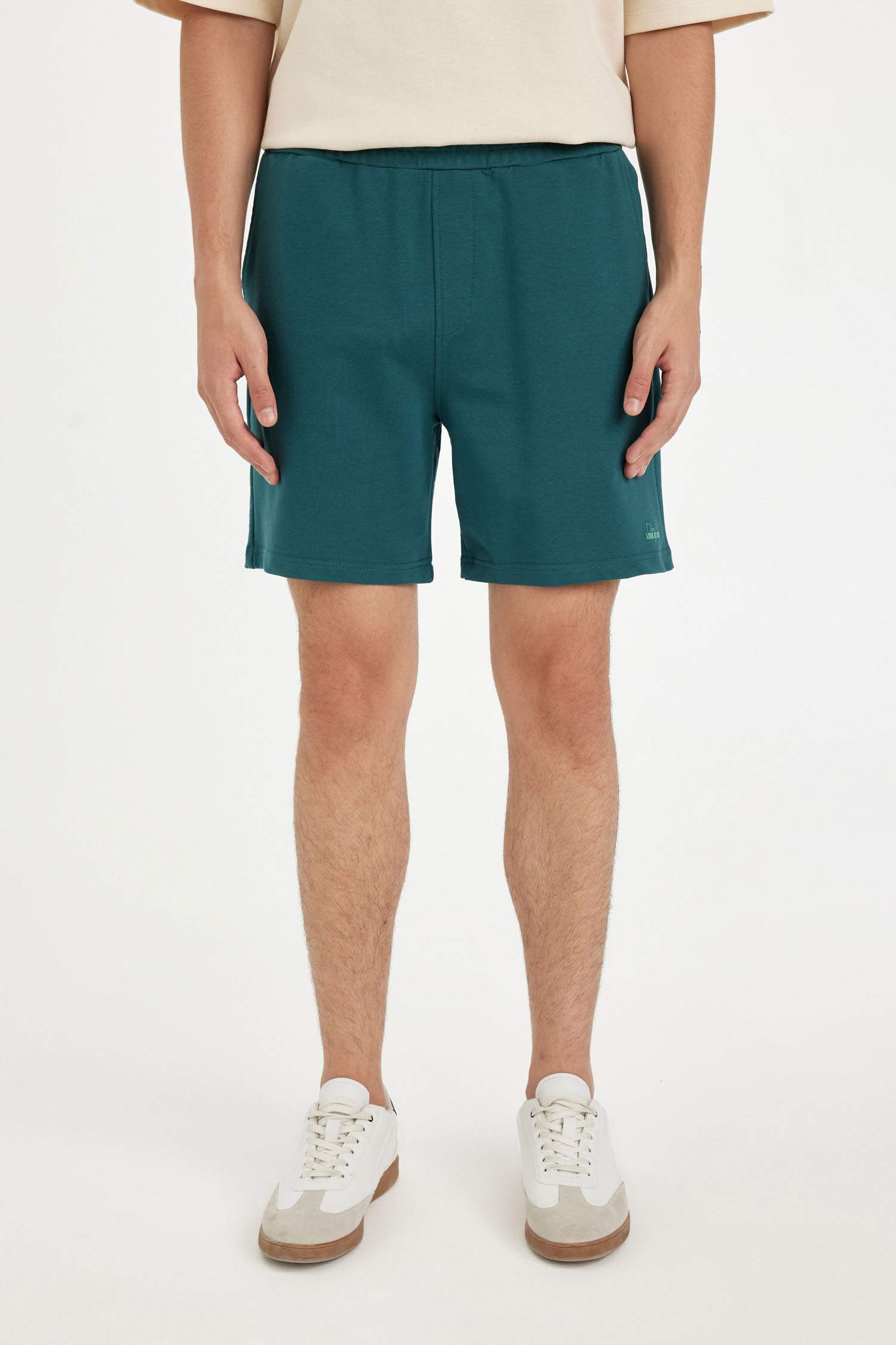 شورت سليم فيت ضيق بجيب