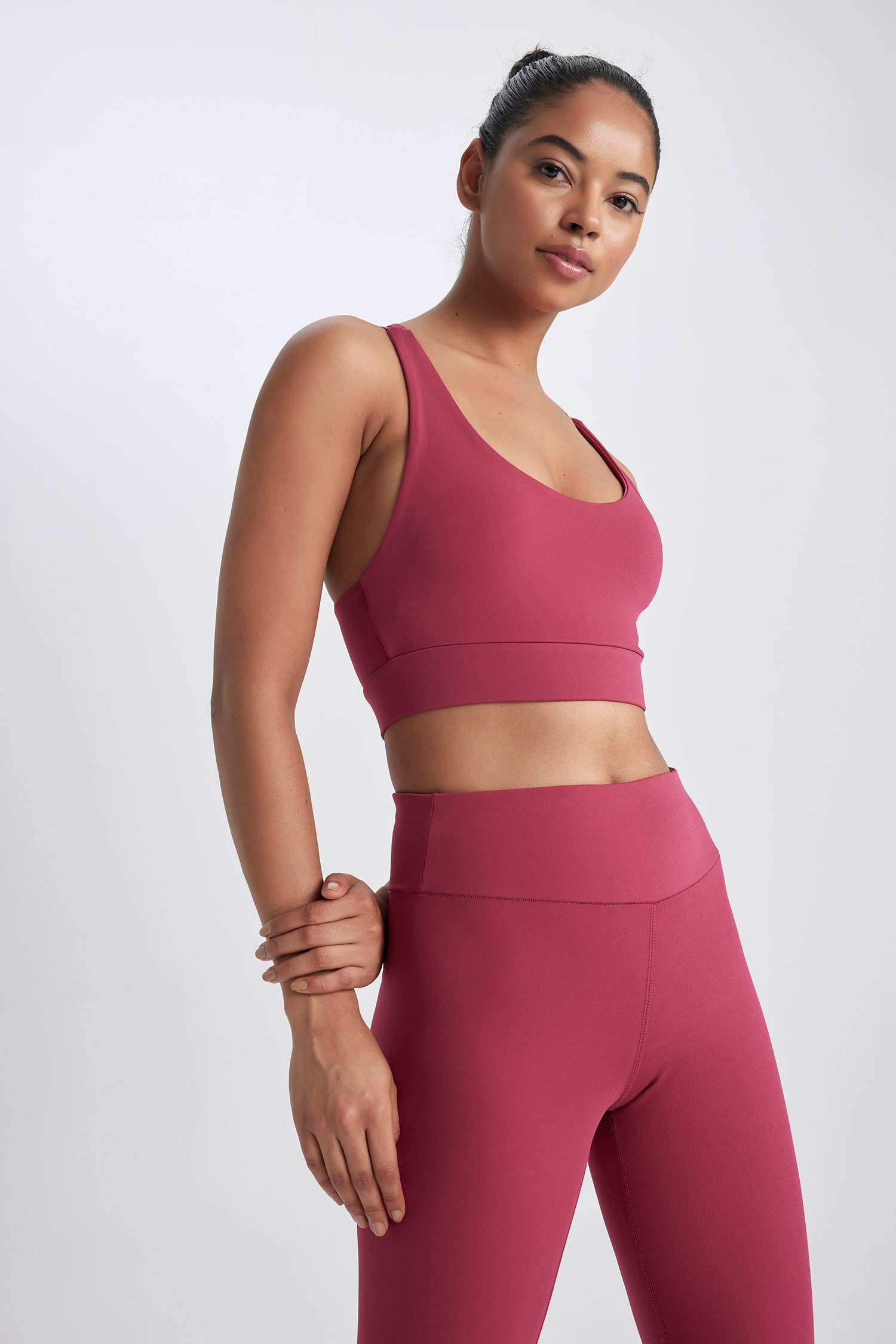 حمالات الصدر بطبعة شعار برقبة مستديرة