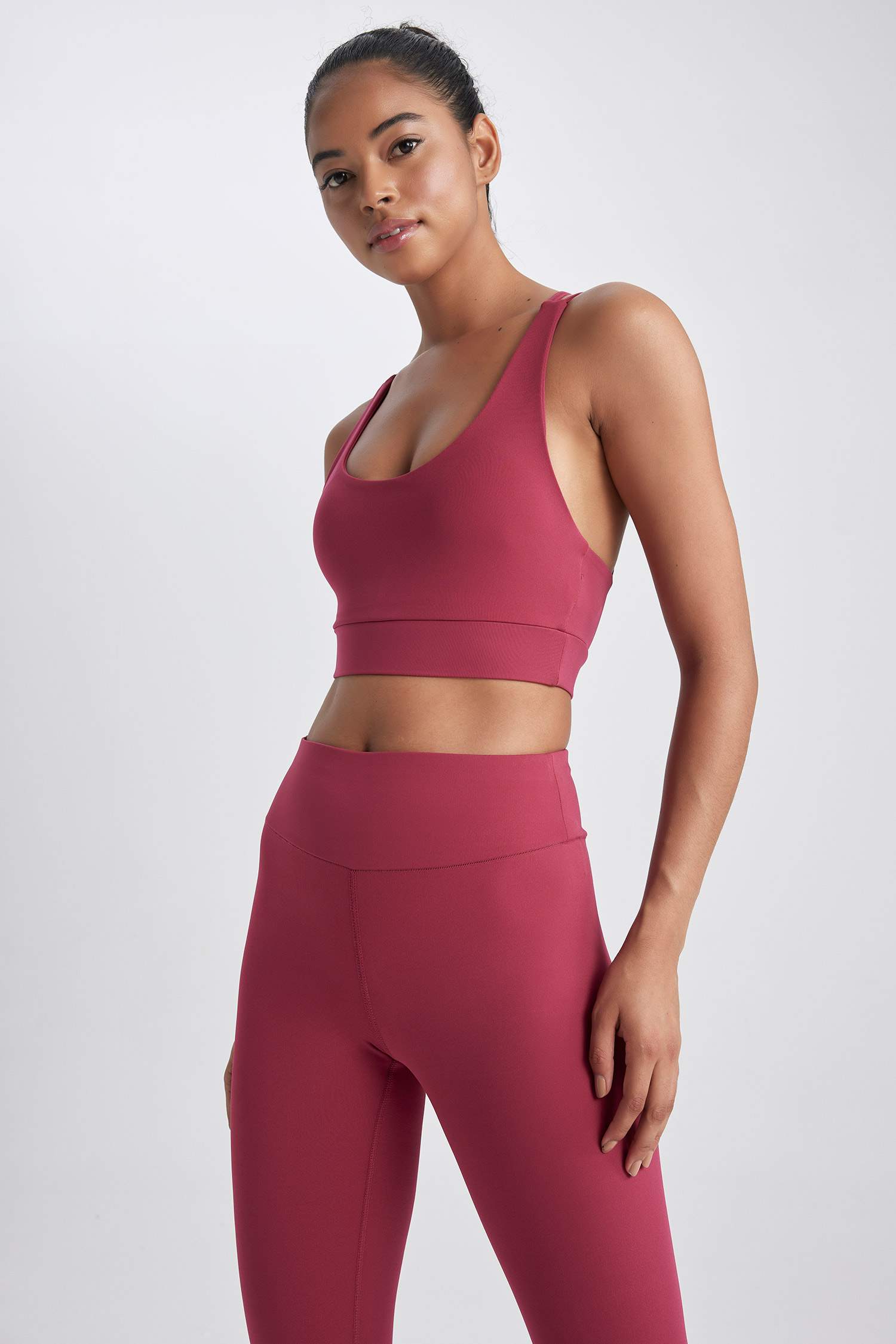 حمالات الصدر بطبعة شعار برقبة مستديرة