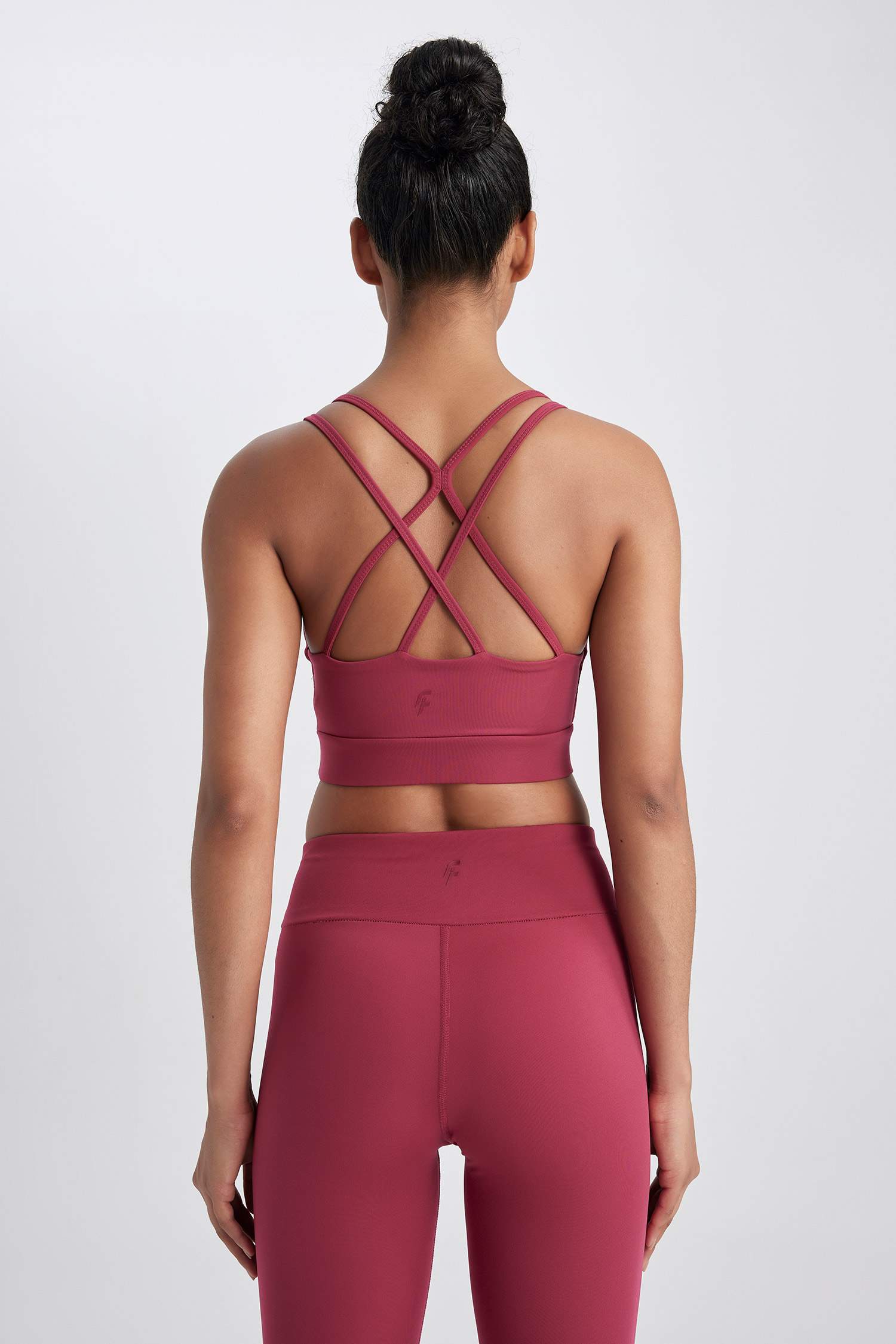 حمالات الصدر بطبعة شعار برقبة مستديرة