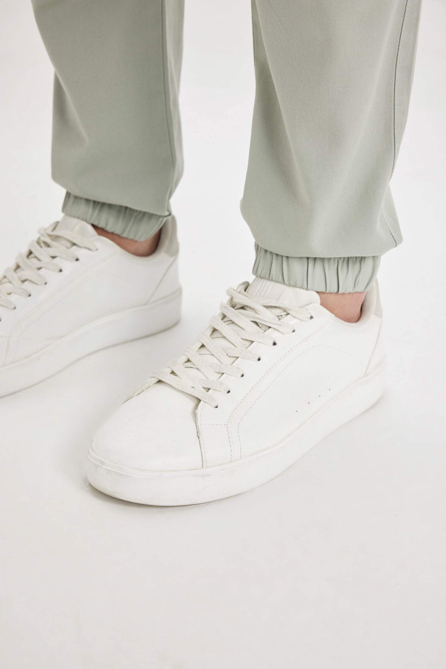 Габардиновые брюки стандартного кроя с гибкой резинкой на манжетах