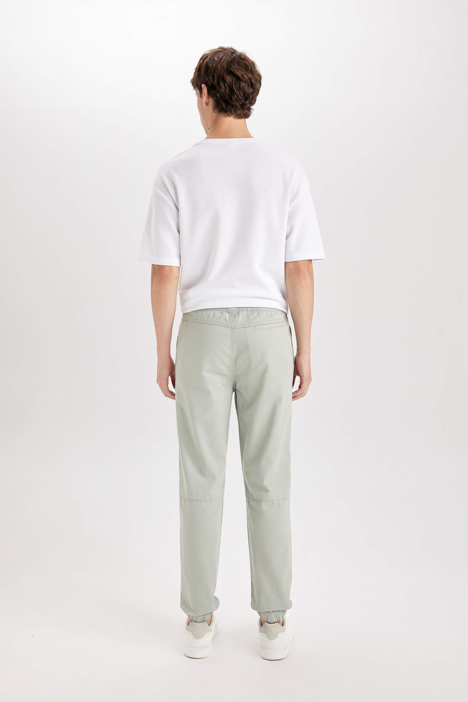 Габардиновые брюки стандартного кроя с гибкой резинкой на манжетах