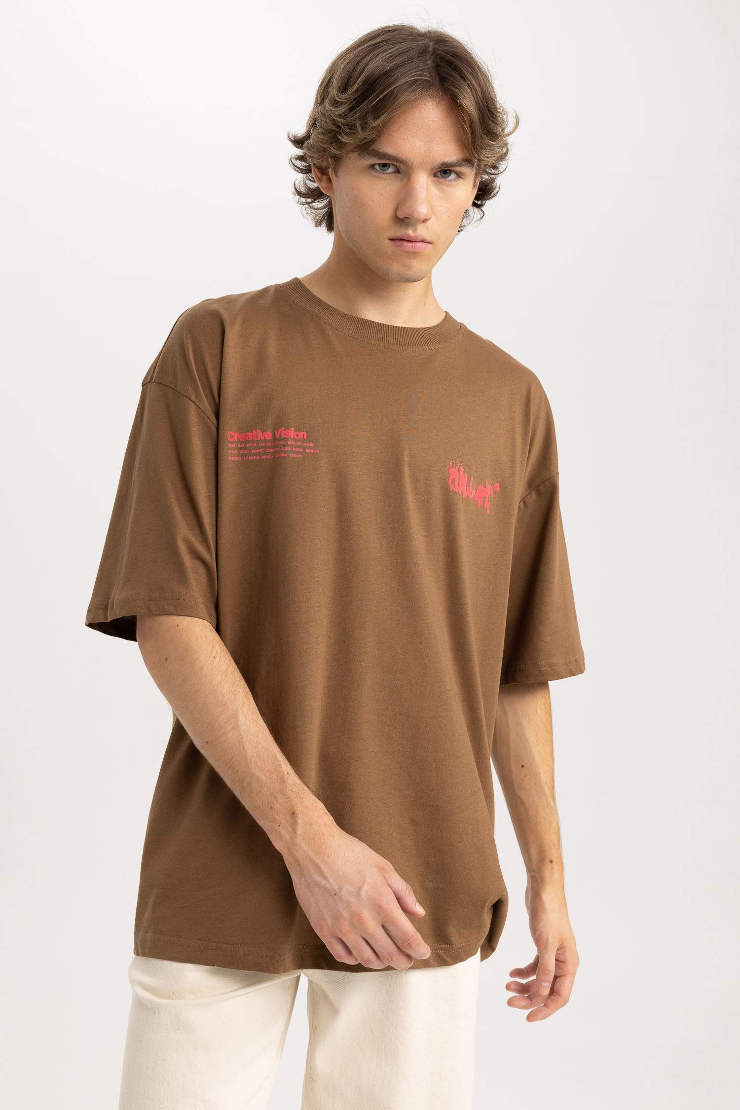 Футболка оверсайз с круглым вырезом и принтом