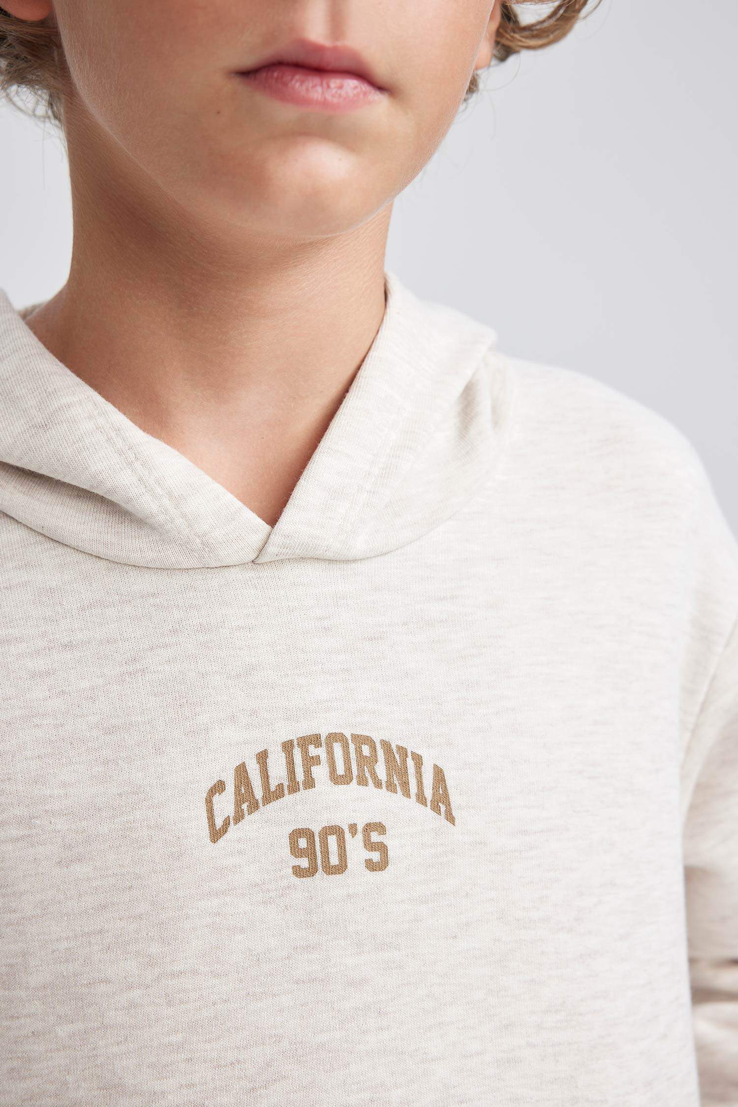 سويت شيرت ولادي قصة عادية بكابيشون بجيب