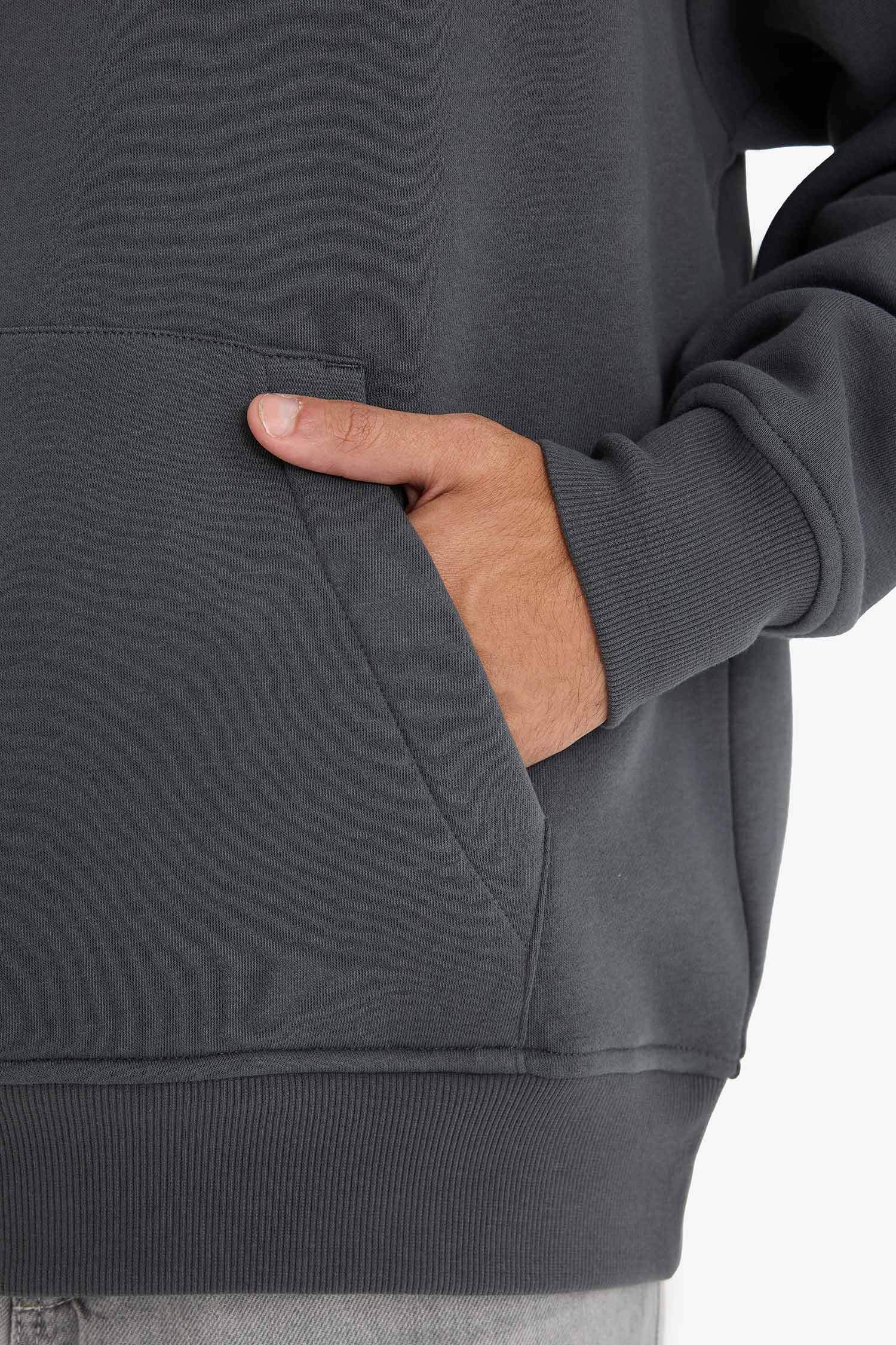 سويت شيرت اوفر سايز بغطاء للرأس بجيب الكنغر