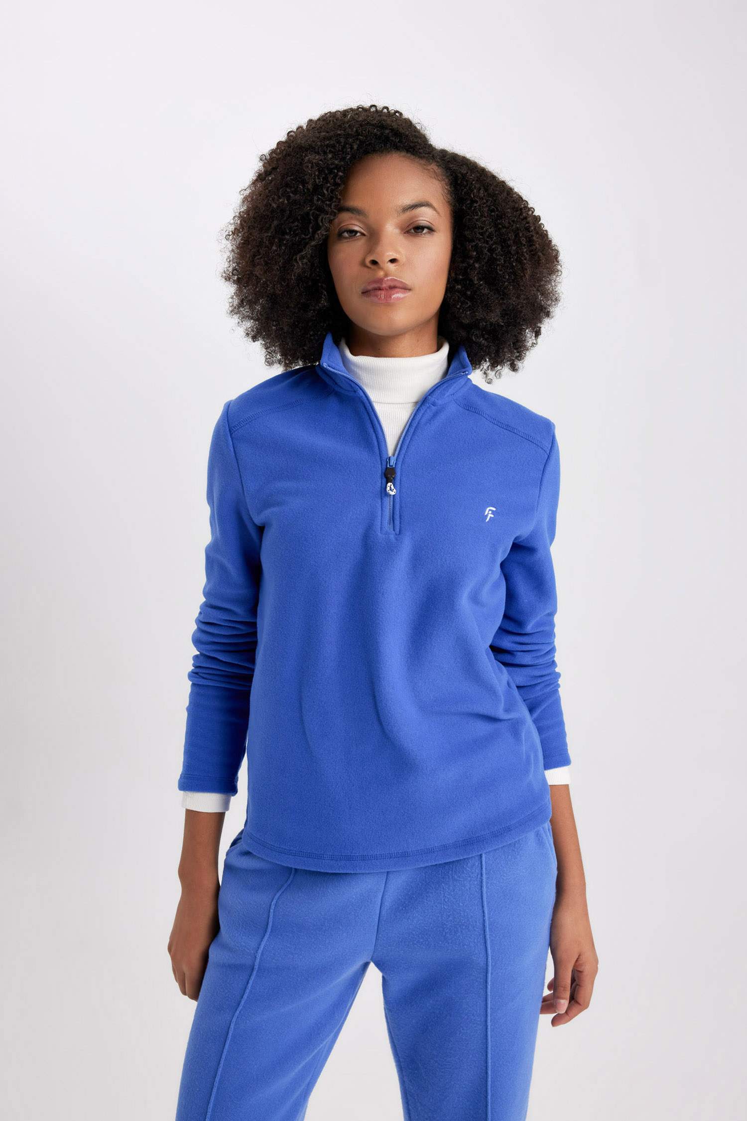 سويت شيرت قطيفة بطبعة شعار قصة عادية بسوسته