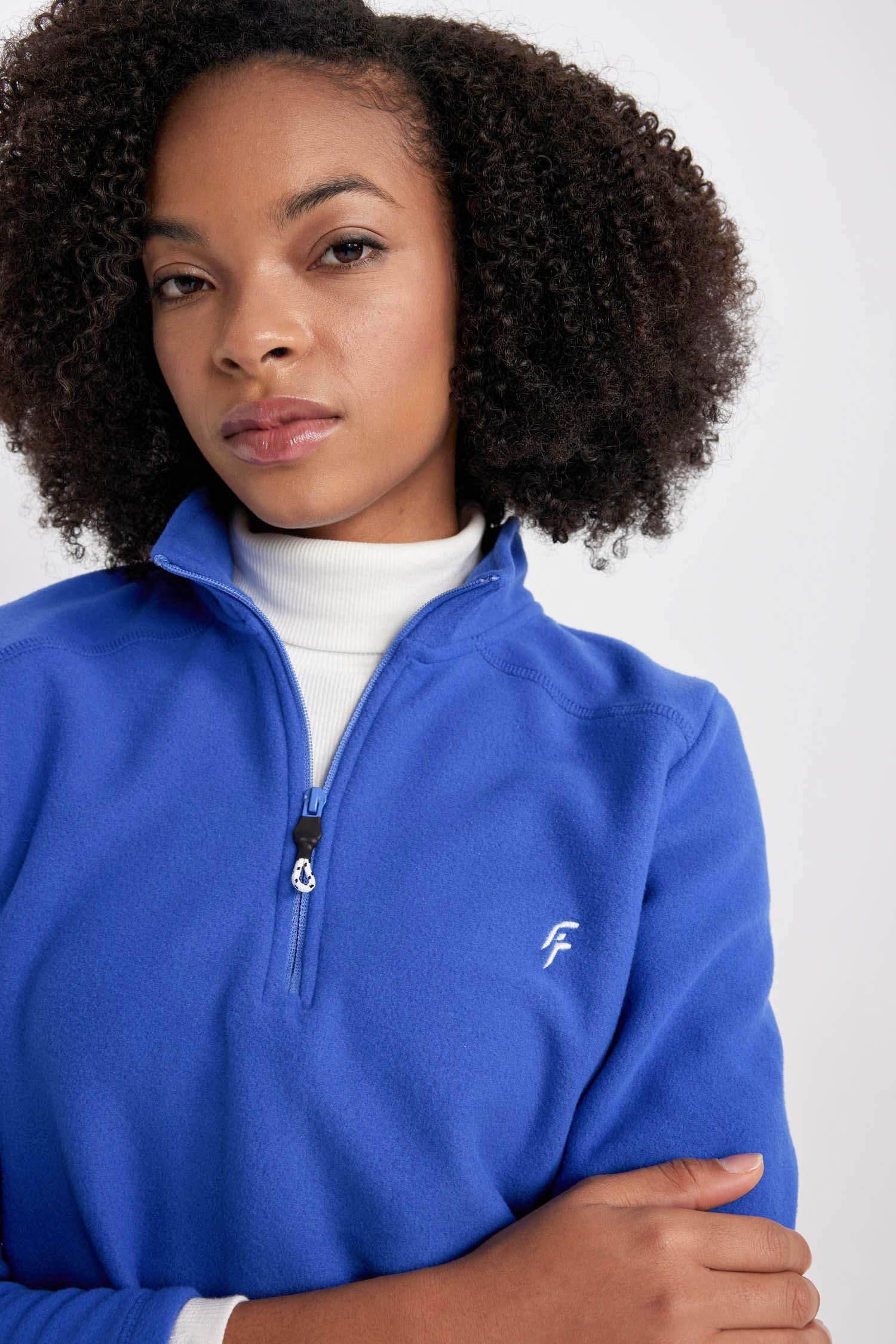 سويت شيرت قطيفة بطبعة شعار قصة عادية بسوسته