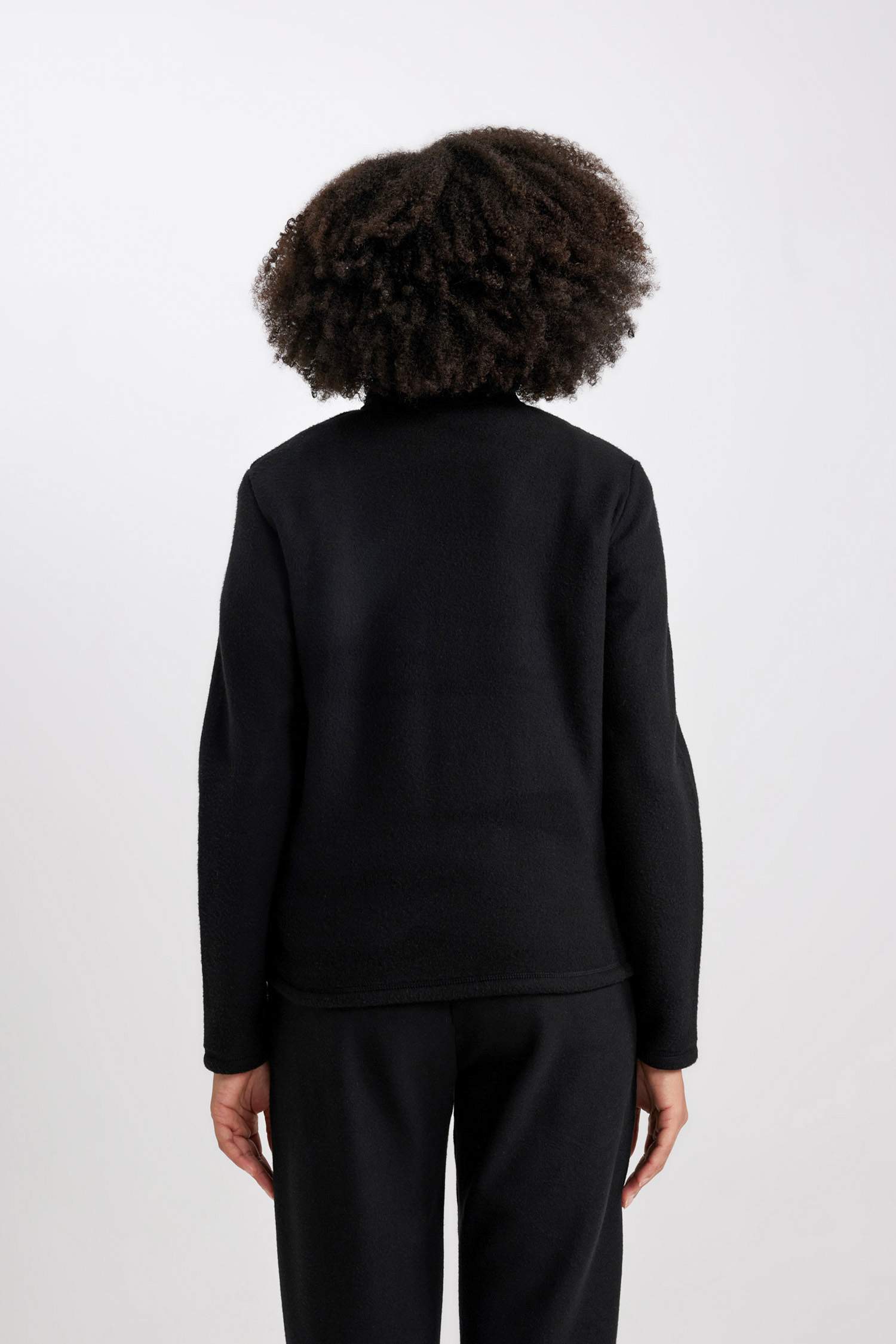 سويت شيرت بطبعة شعار قصة عادية بياقة بسوسته