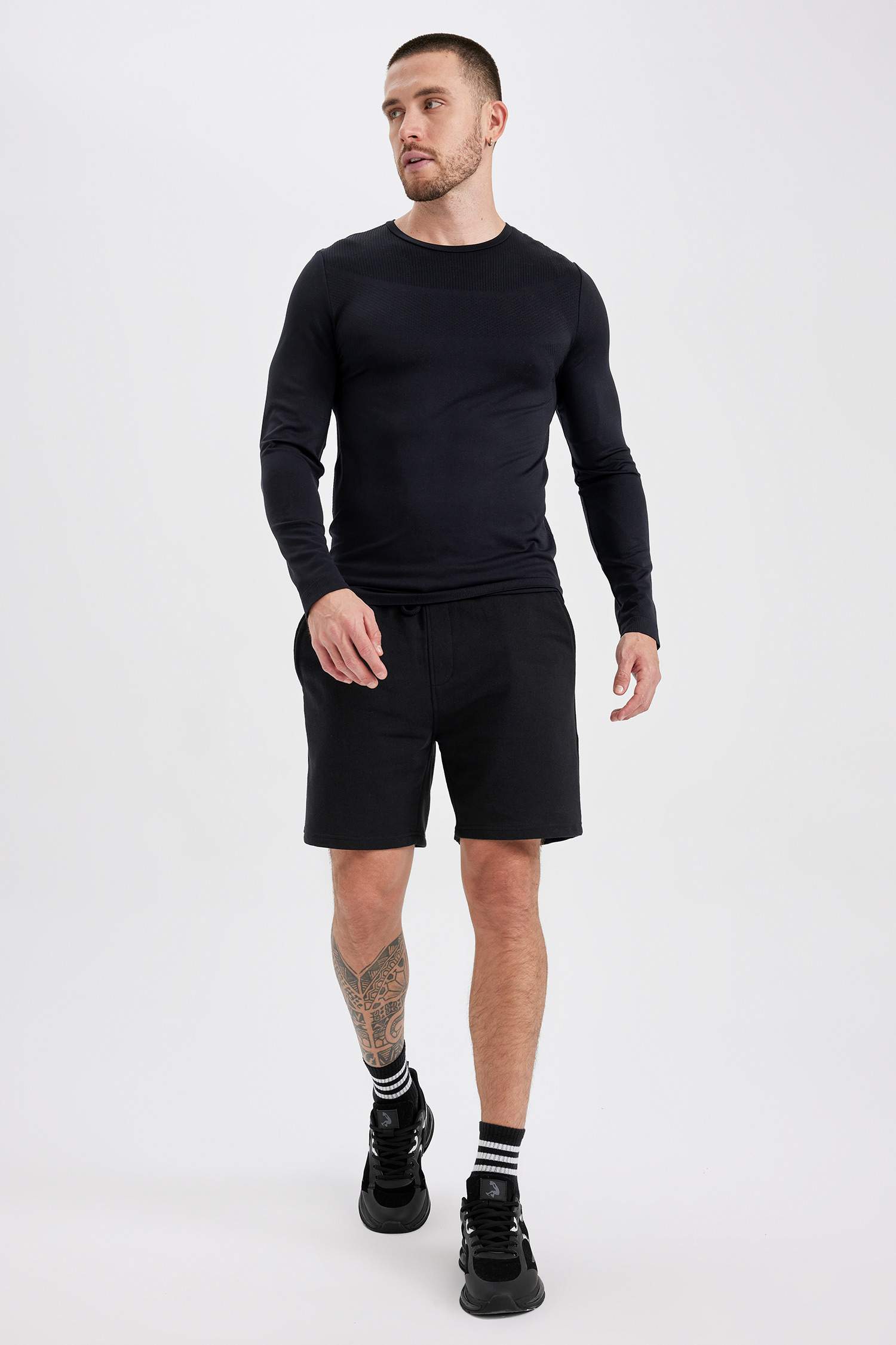 تي شيرت سليم فيت بياقة مستديرة