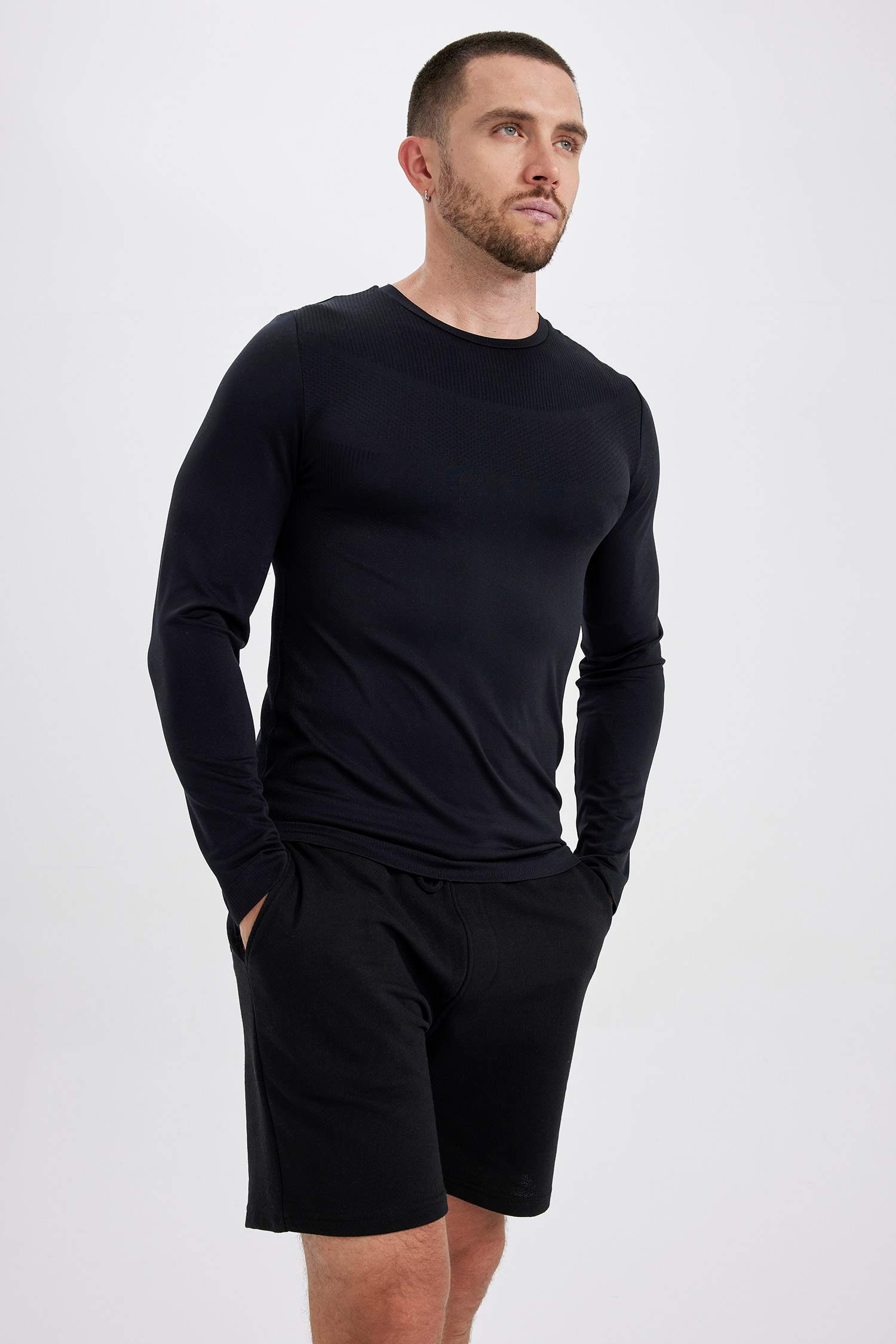 تي شيرت سليم فيت بياقة مستديرة