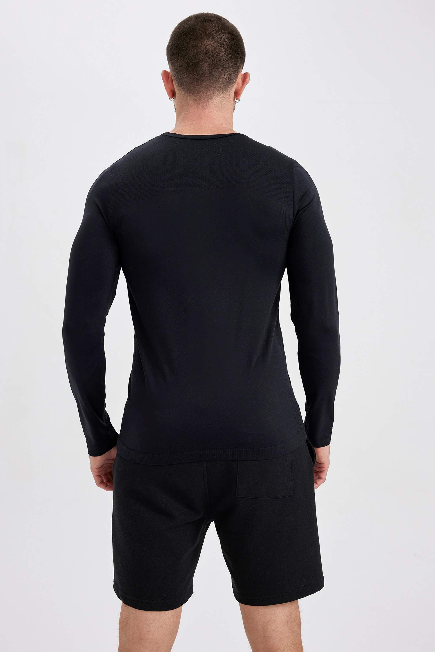 تي شيرت سليم فيت بياقة مستديرة