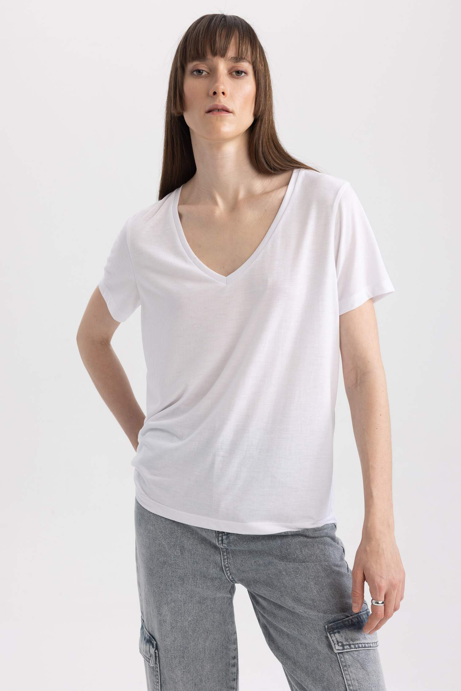 تيشيرت نص كم ورقبة V قصة عادية