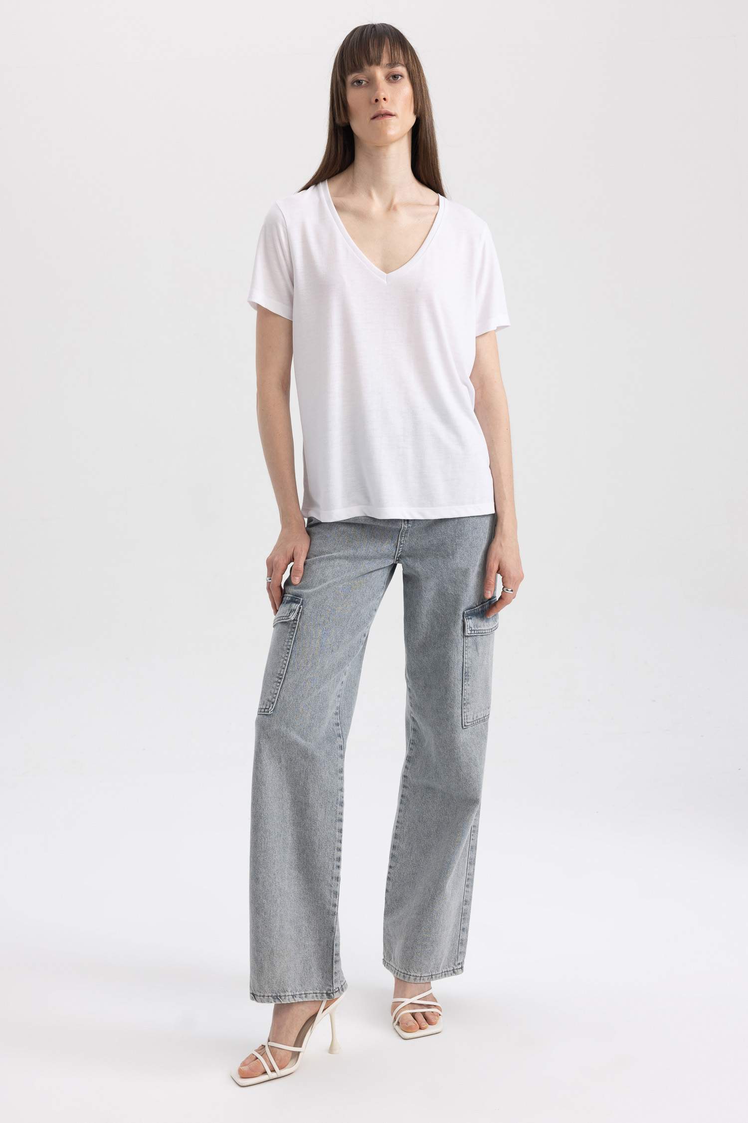 تيشيرت نص كم ورقبة V قصة عادية