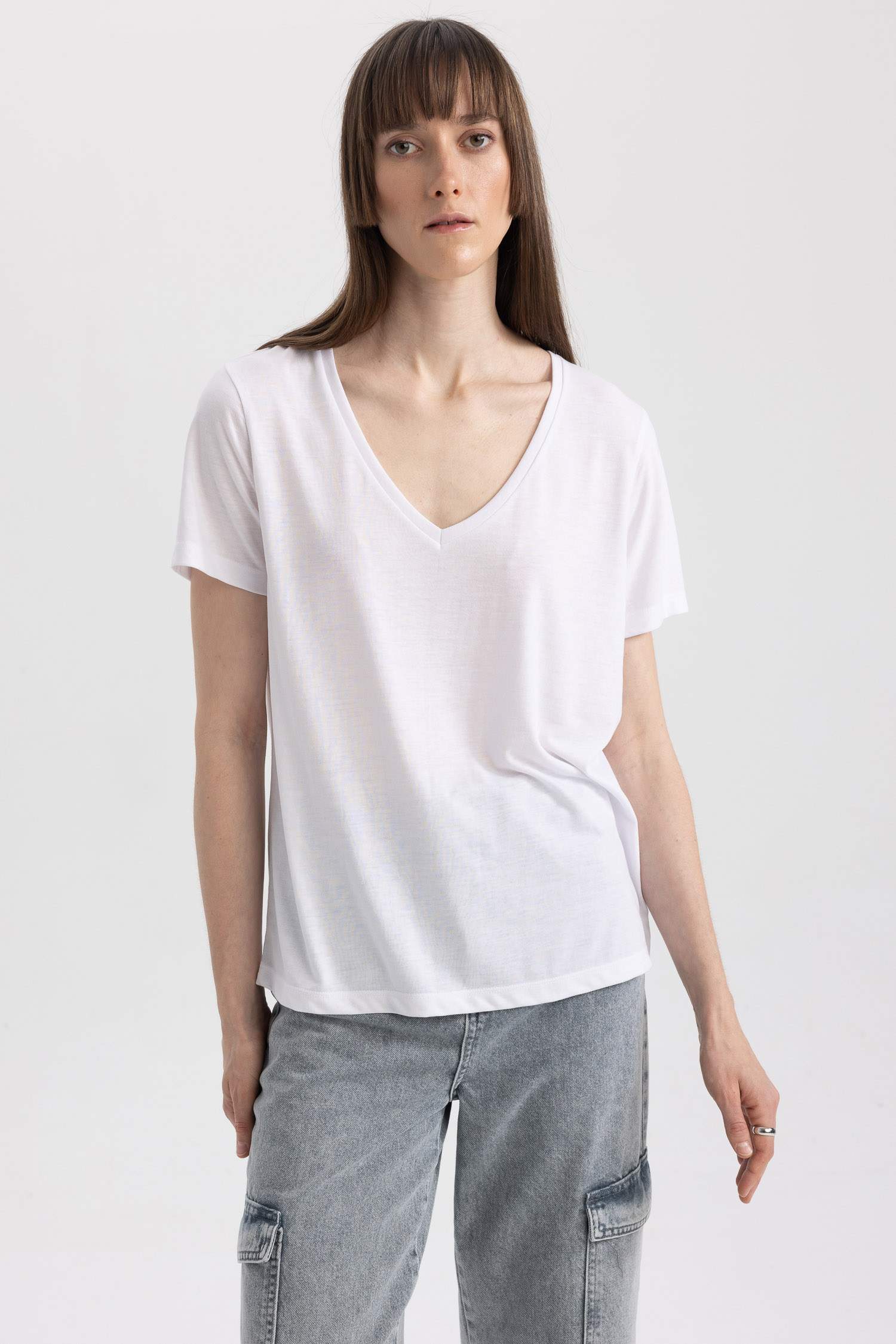 تيشيرت نص كم ورقبة V قصة عادية