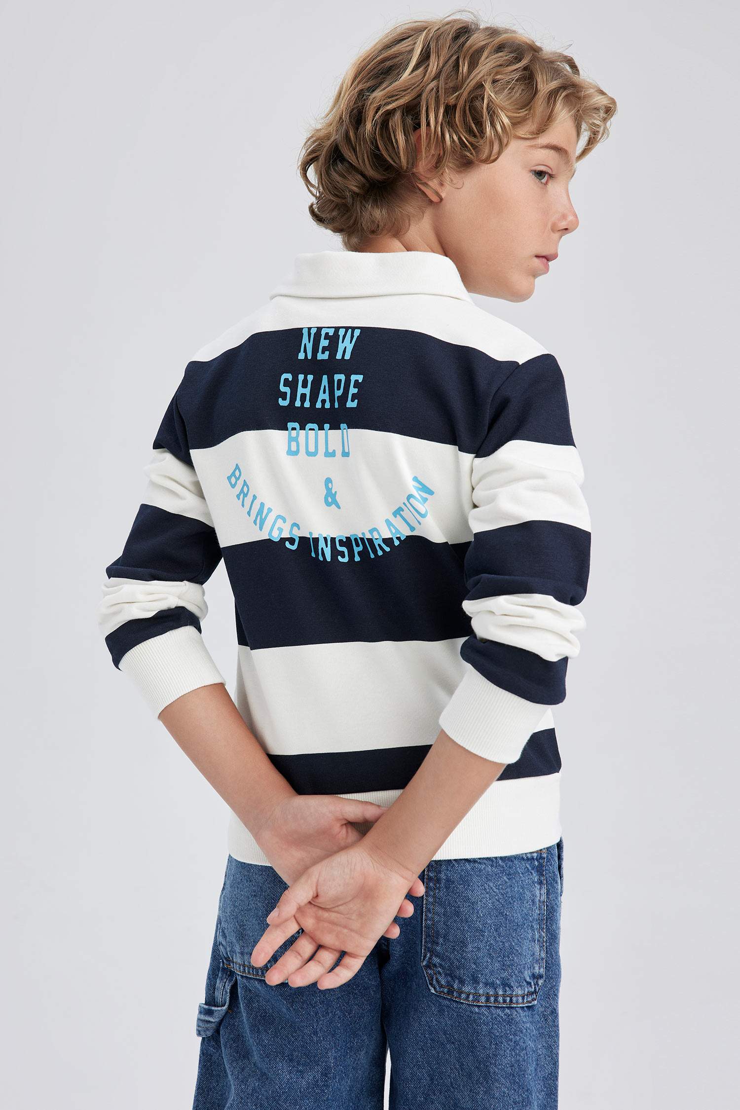 سويت شيرت ولادي قصة عادية بياقة بولو