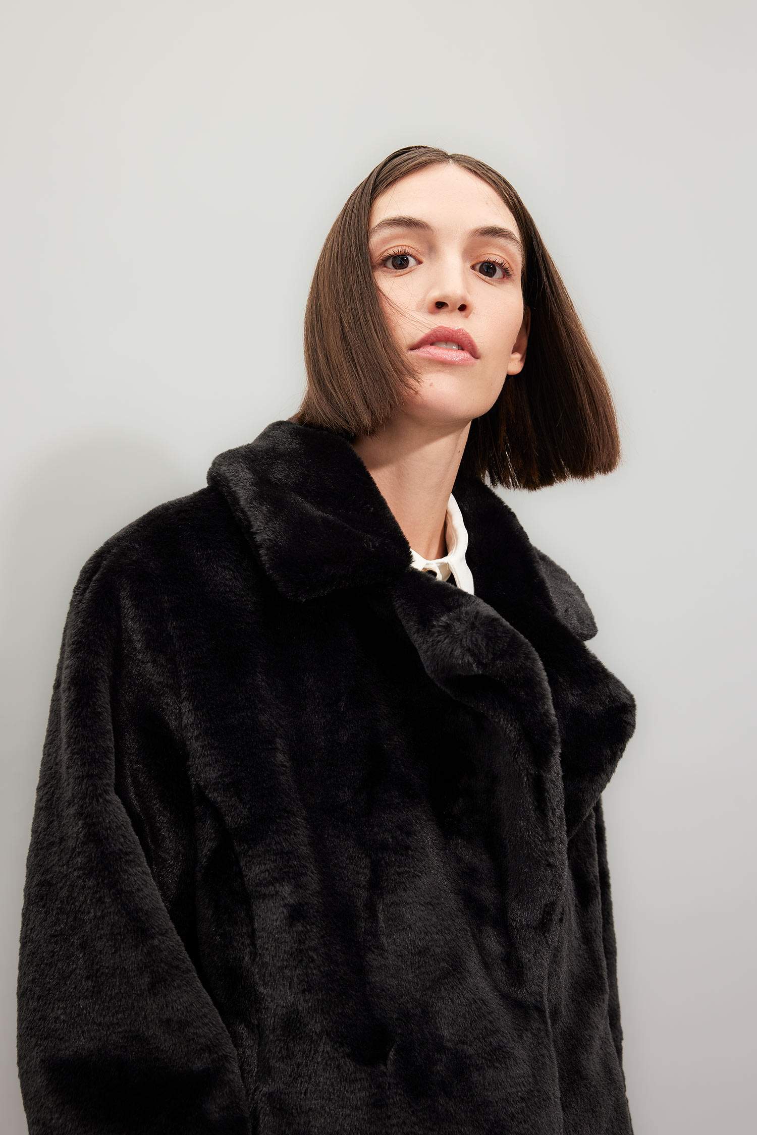 Плюшевое пальто оверсайз свободного кроя