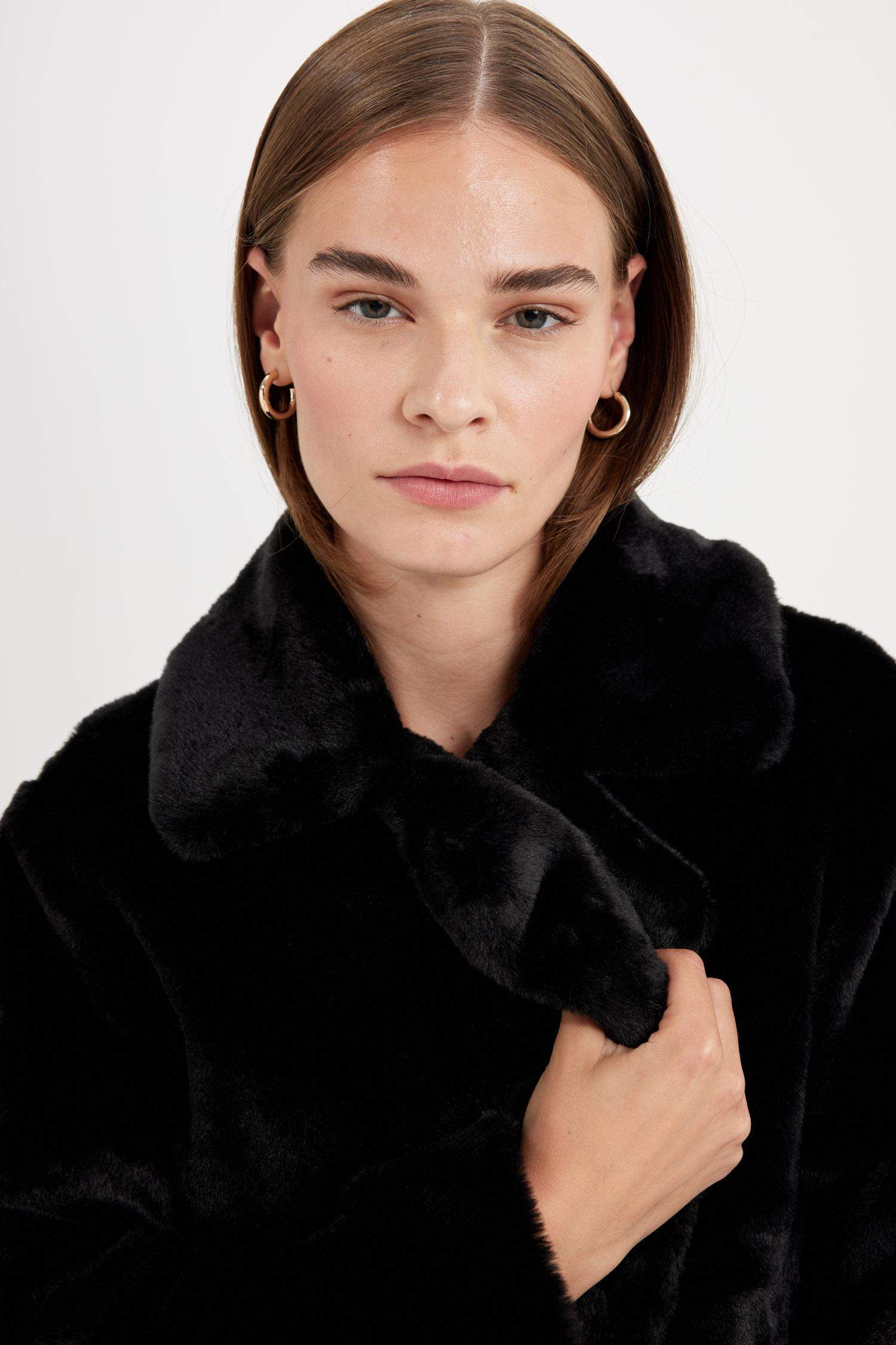 Плюшевое пальто оверсайз свободного кроя