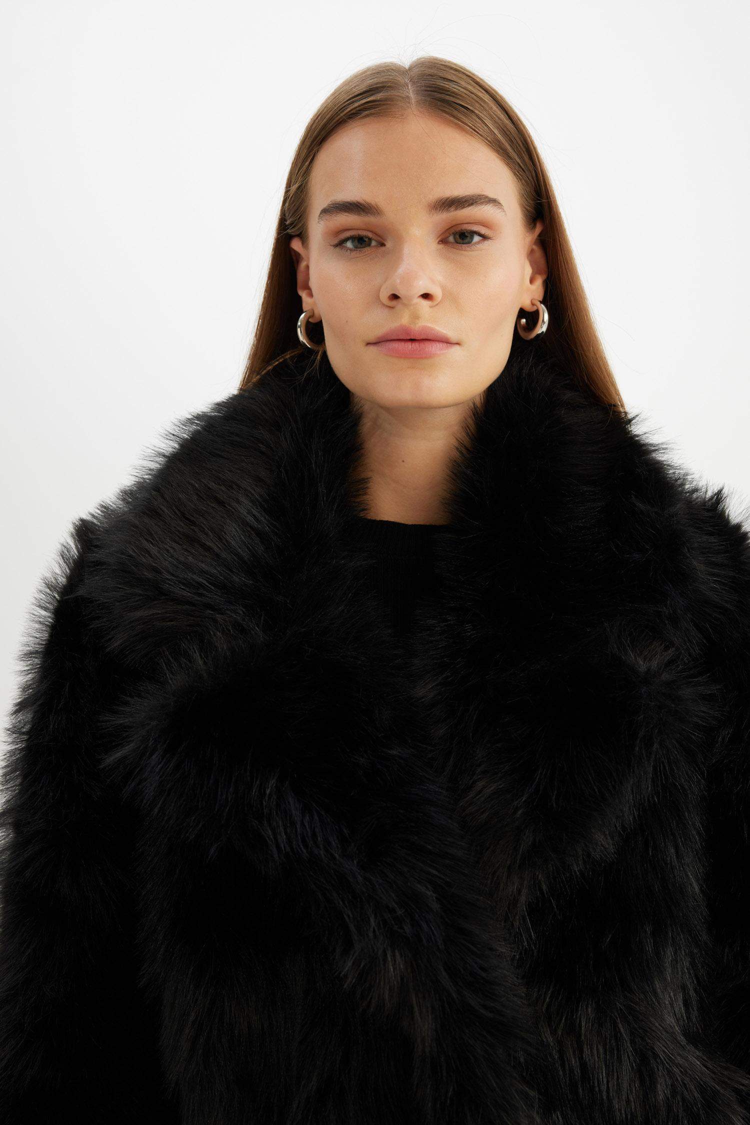 Uzun Pelüş Kaban Oversize Geniş Kalıp Çıtçıtlı