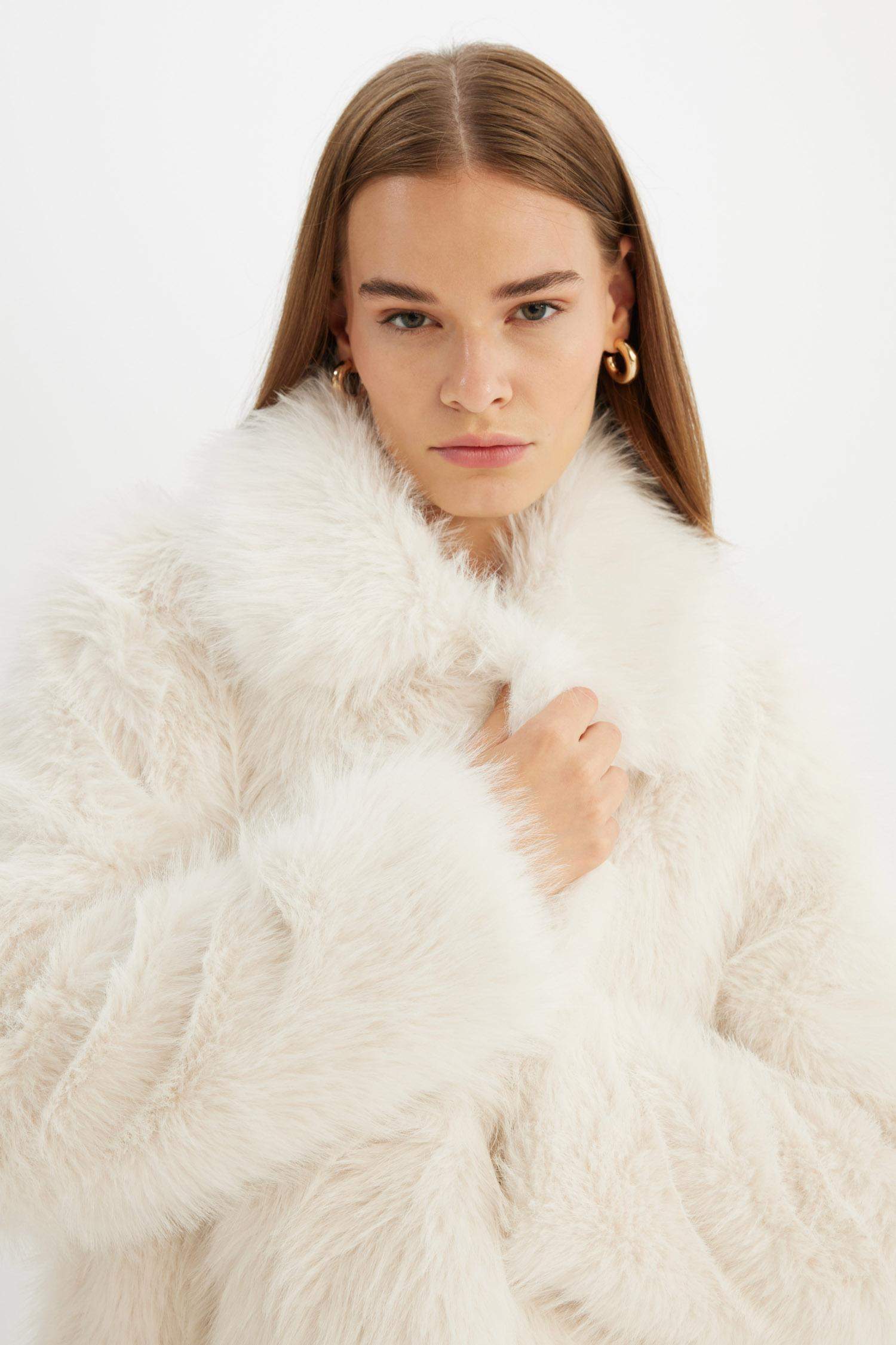 Uzun Pelüş Kaban Oversize Geniş Kalıp Çıtçıtlı