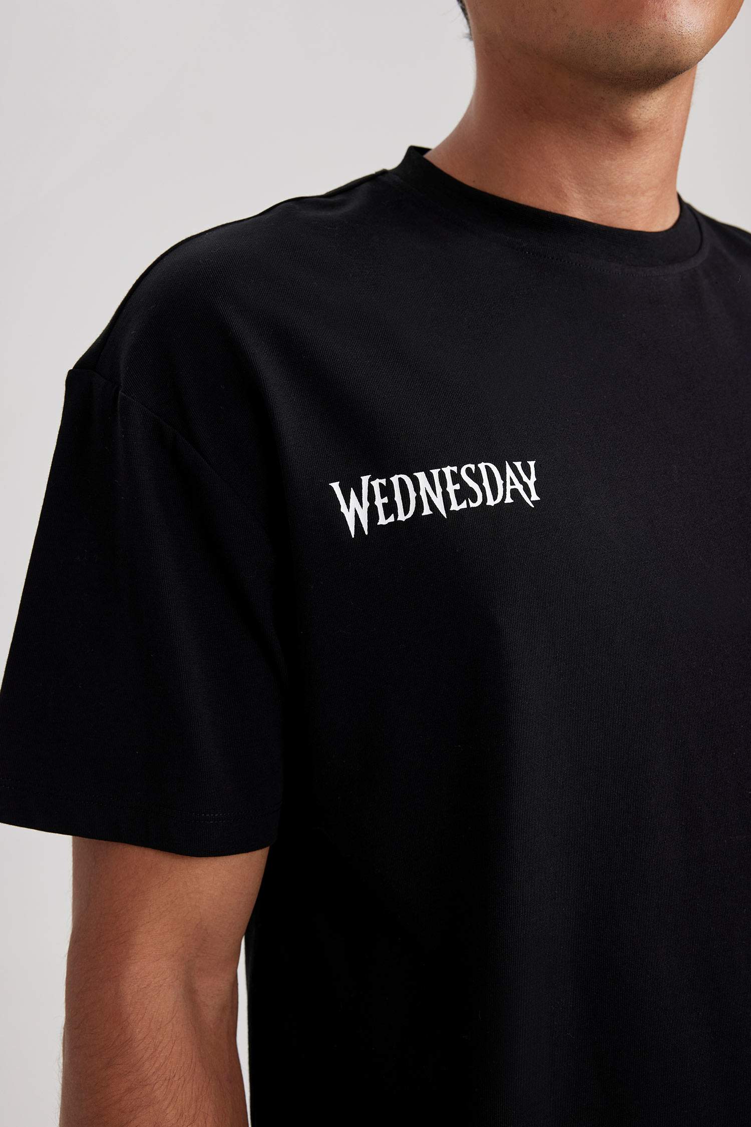 Футболка комфортного кроя Wednesday с круглым вырезом