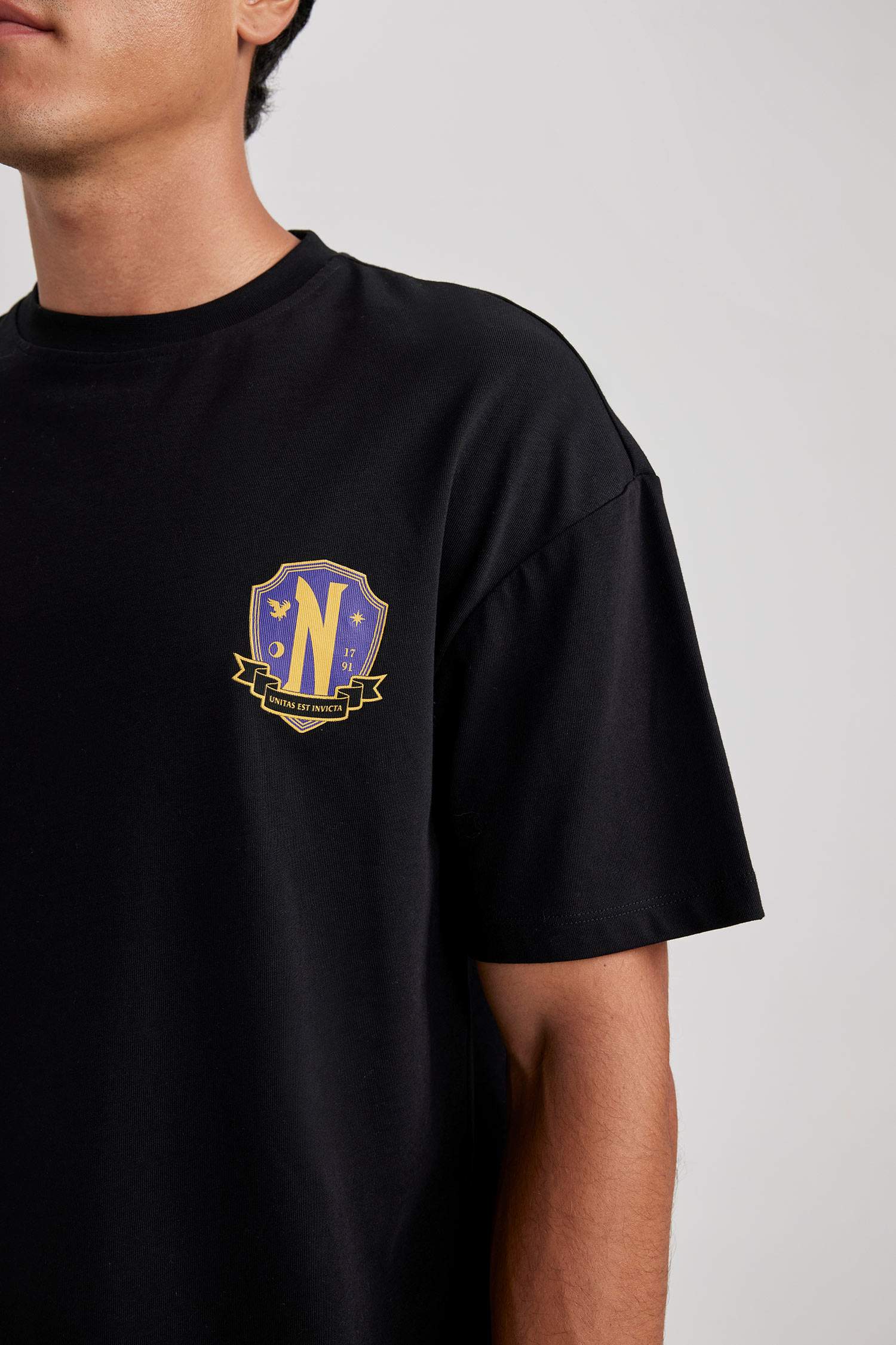 Футболка комфортного кроя Wednesday с круглым вырезом