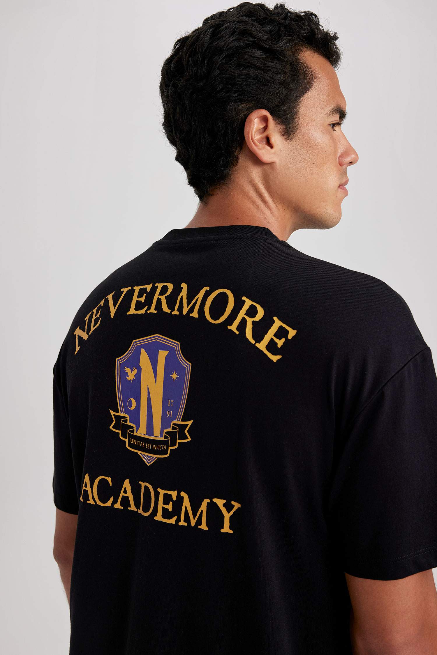 Футболка комфортного кроя Wednesday с круглым вырезом