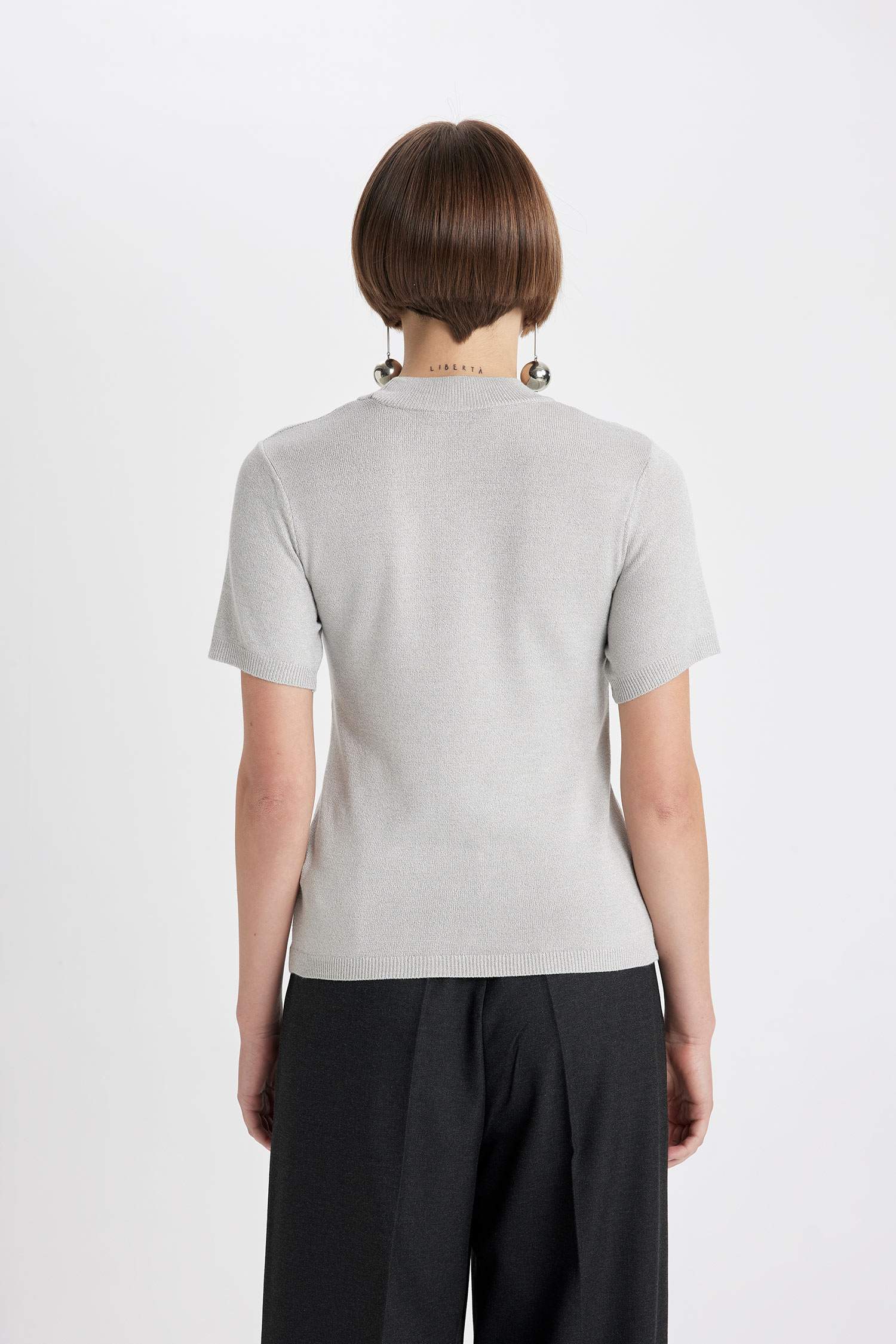 بلوفر سليم فيت بنص رقبة مدورة