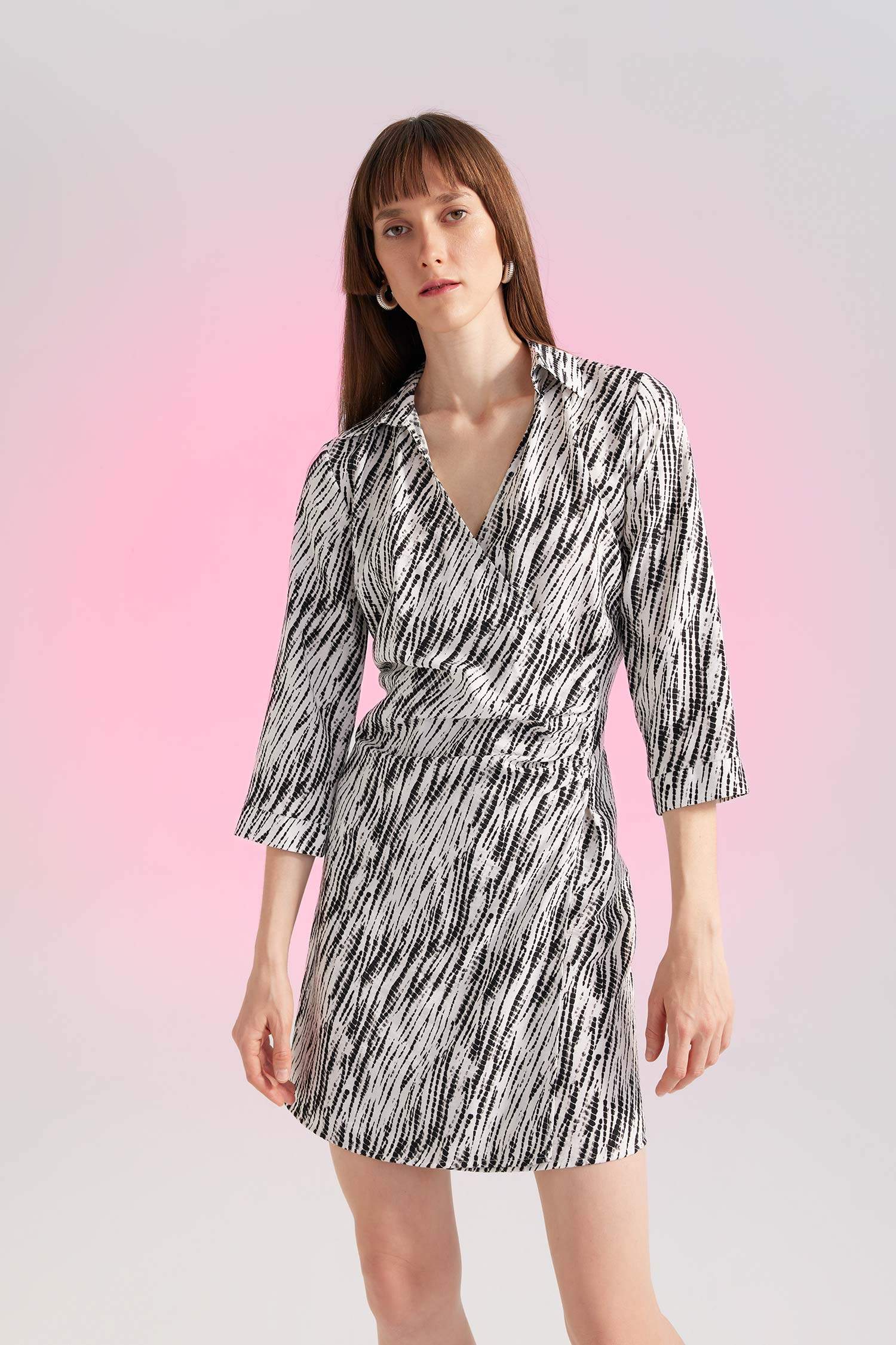 Сукня з довгим рукавом мини з коміром батік з тканини