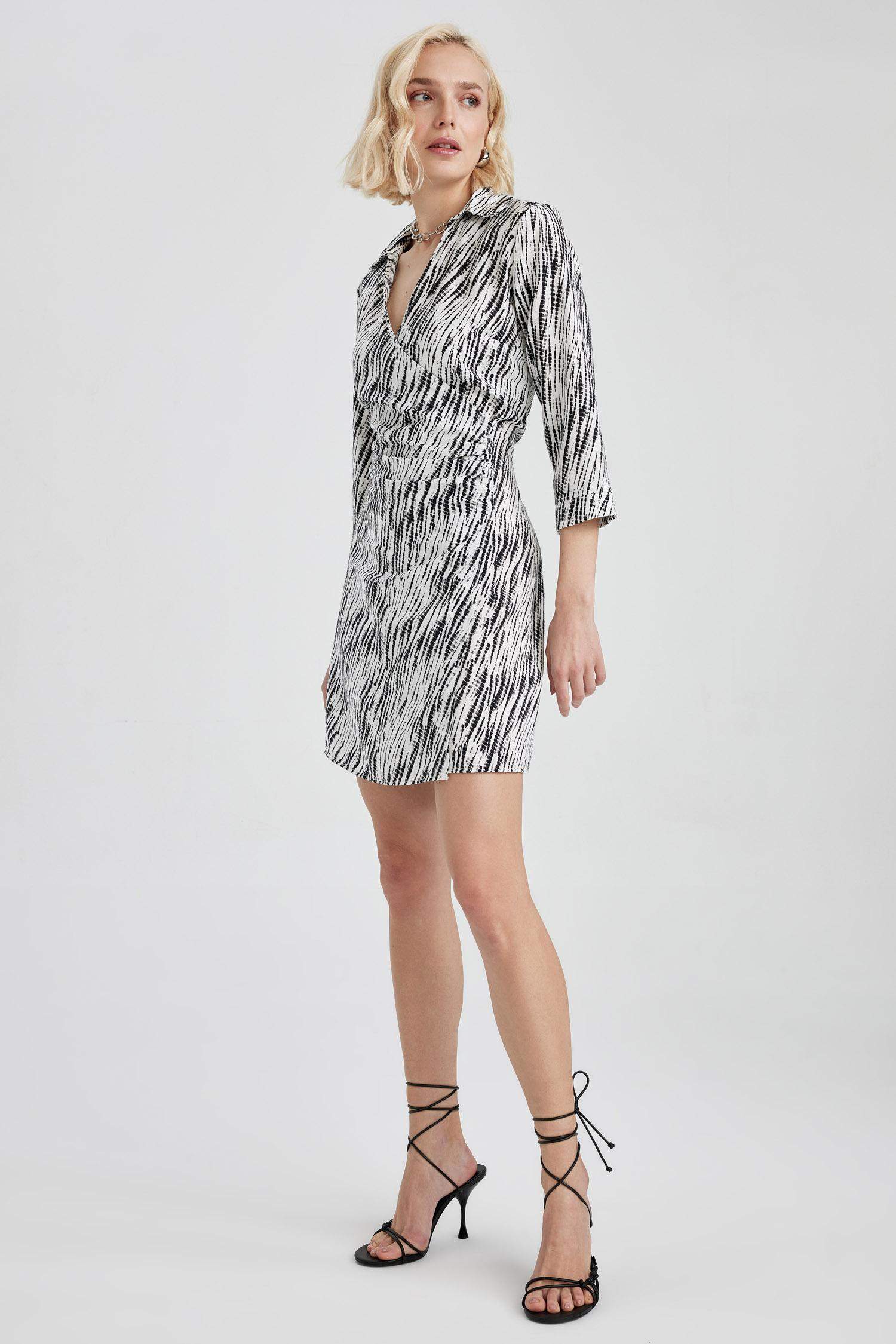 Платье мини с воротником с длинным рукавом