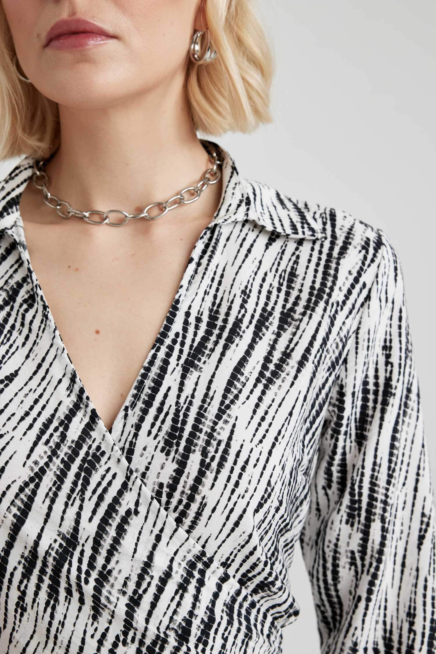 Платье мини с воротником с длинным рукавом