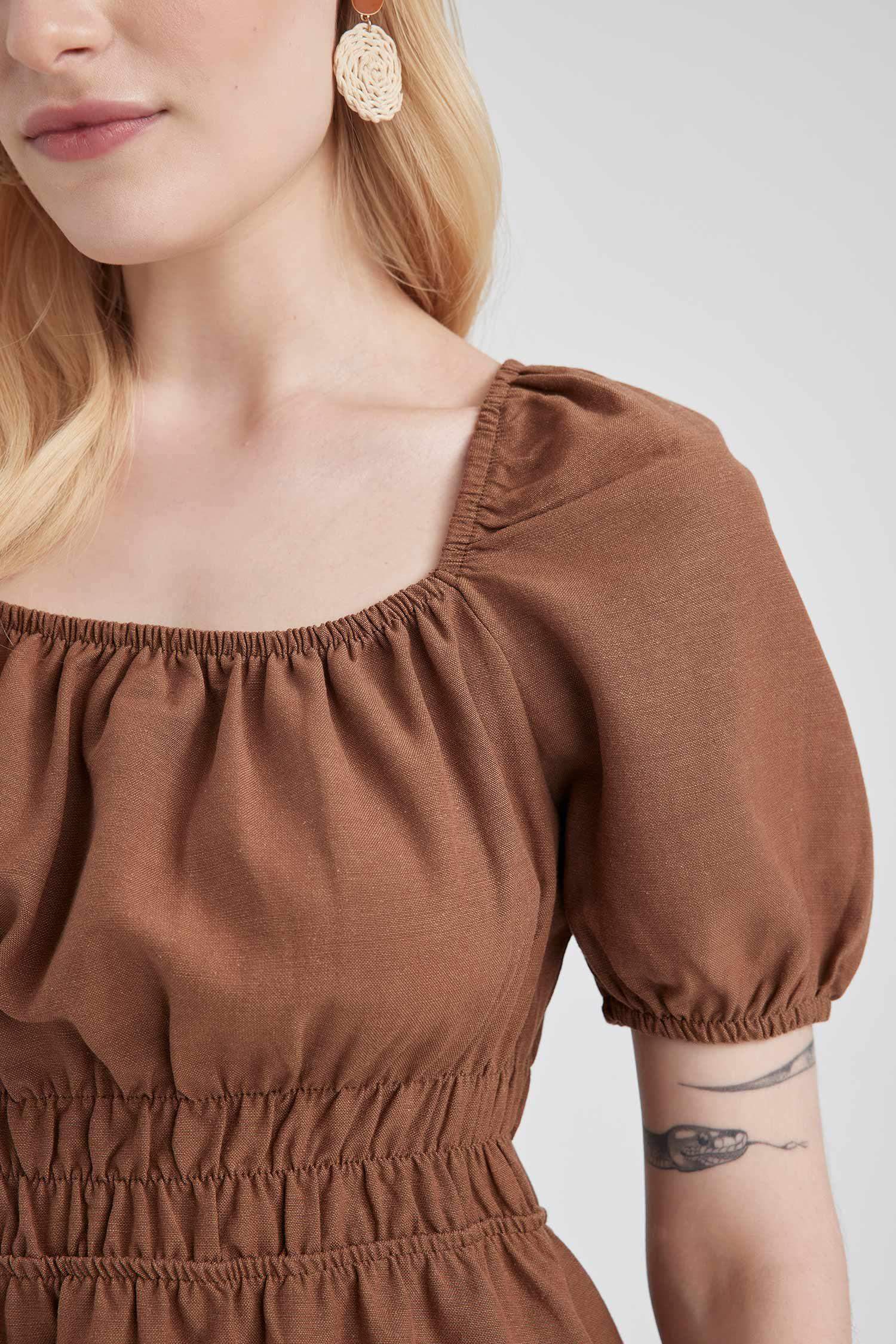 Платье мини с квадратным вырезом