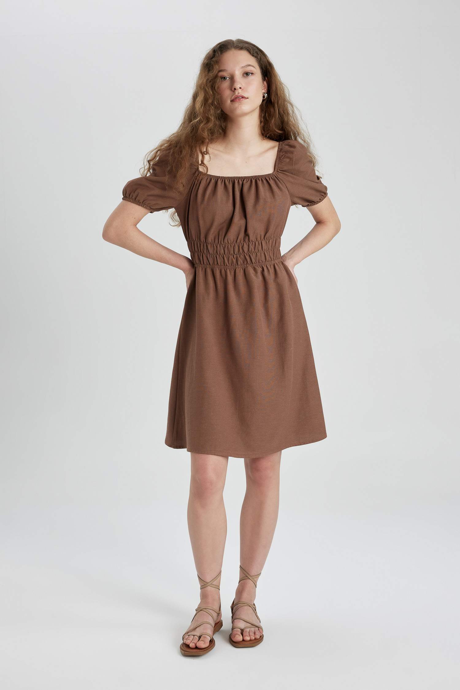 Платье мини с квадратным вырезом