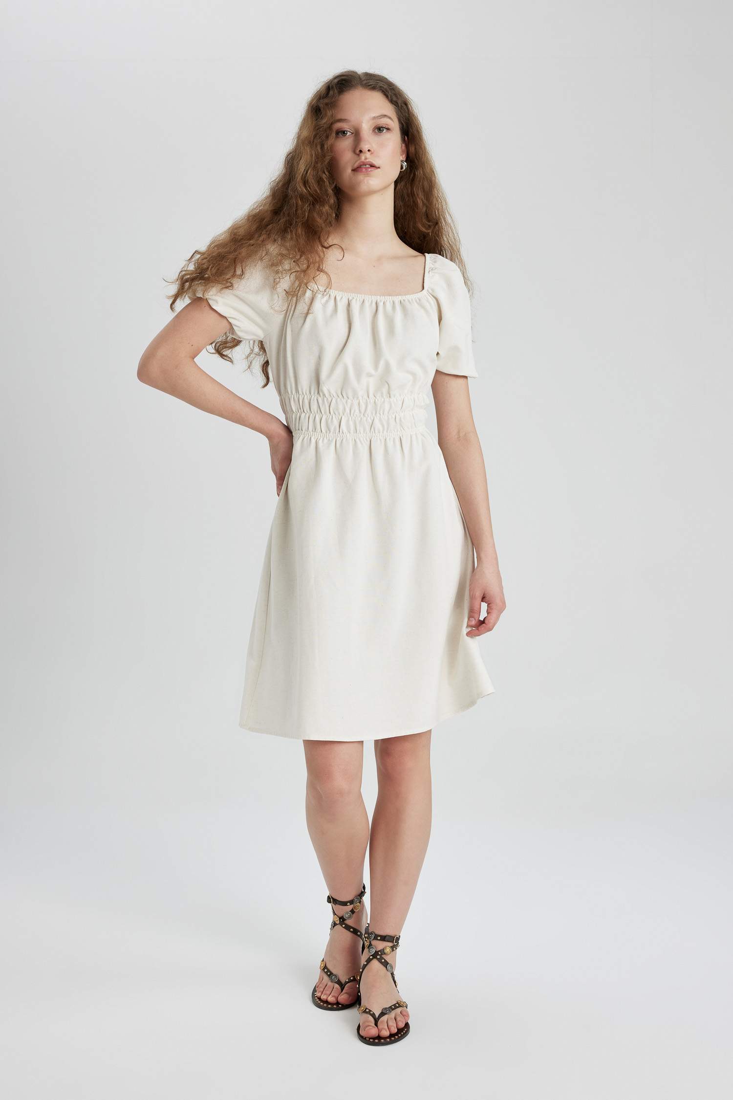 Платье мини с квадратным вырезом