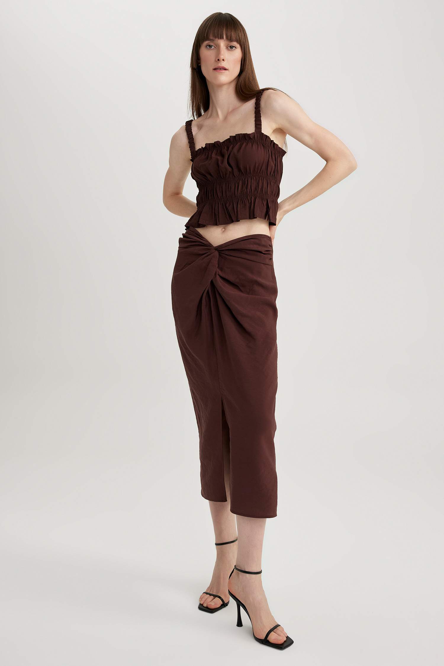 بلوزة بدون أكمام بحمالات