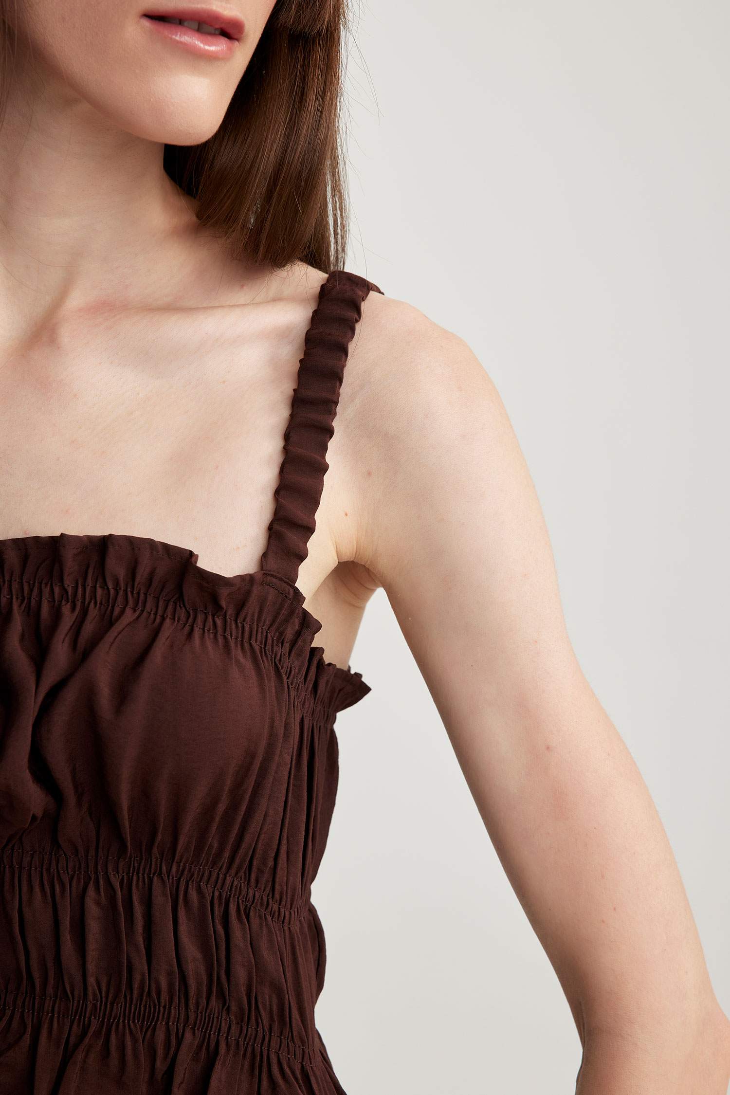 بلوزة بدون أكمام بحمالات