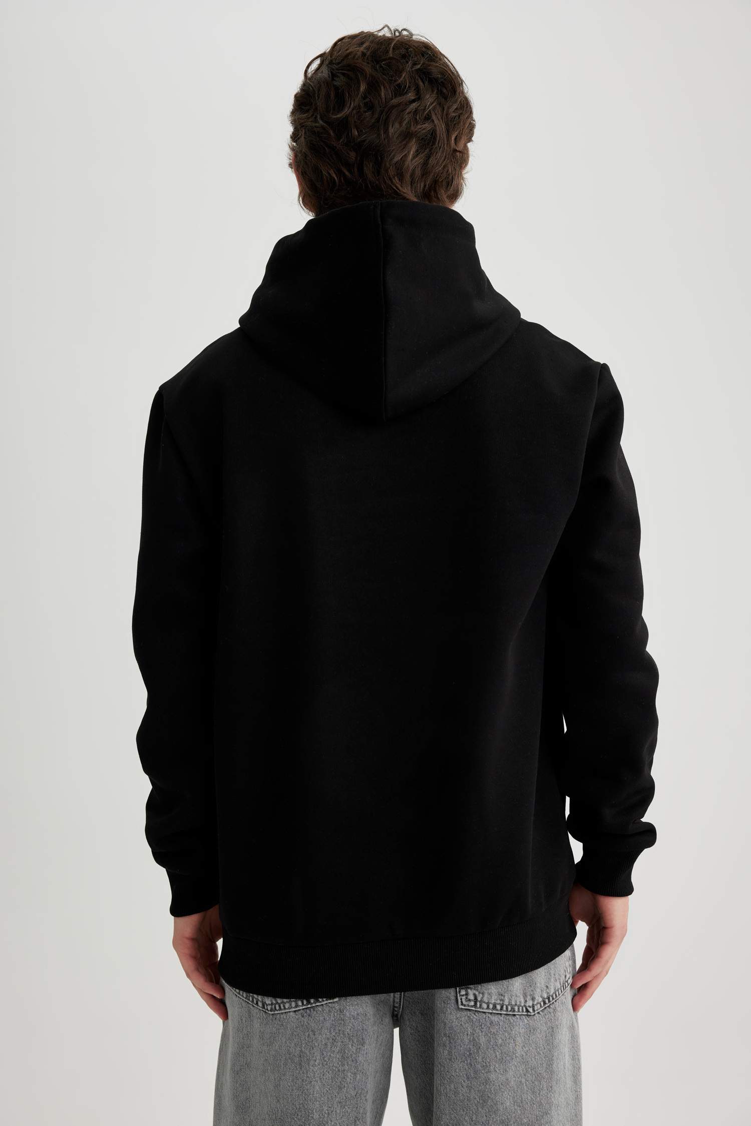 Свитшот стандартного кроя с капюшоном