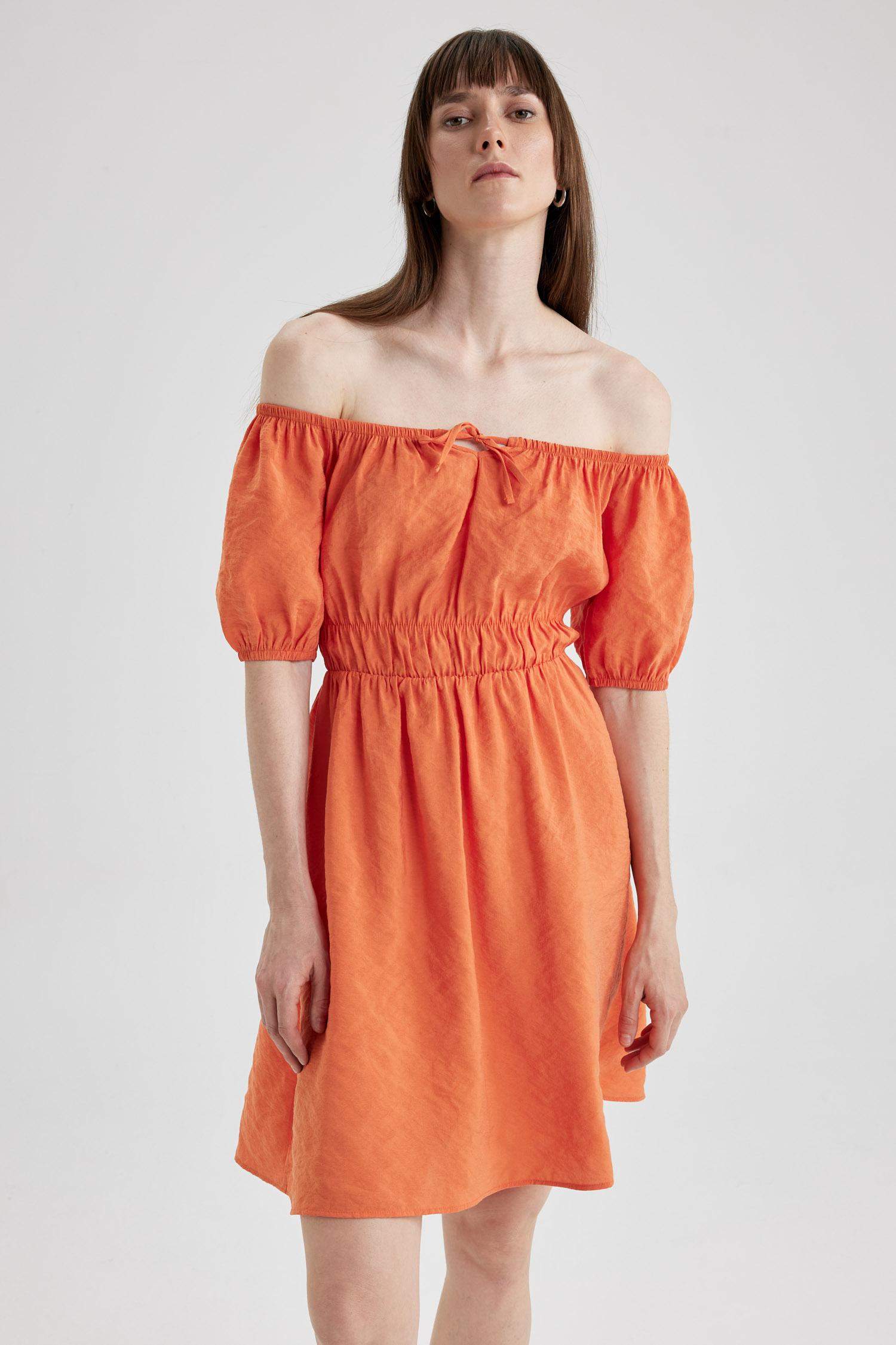 Платье мини с коротким рукавом