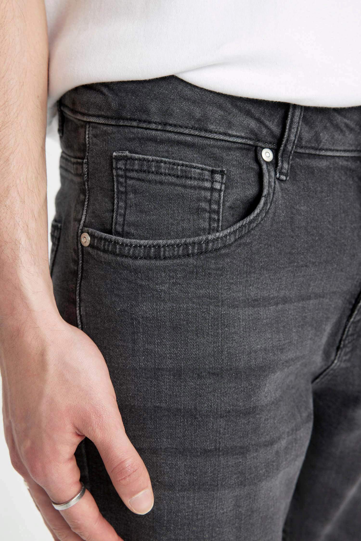 شورت جينز قصة عادية