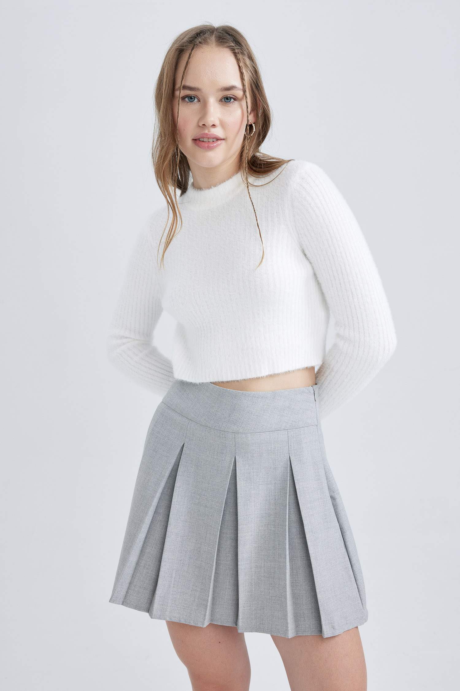 بلوفر تريكو قصة عادية بياقة مستديرة