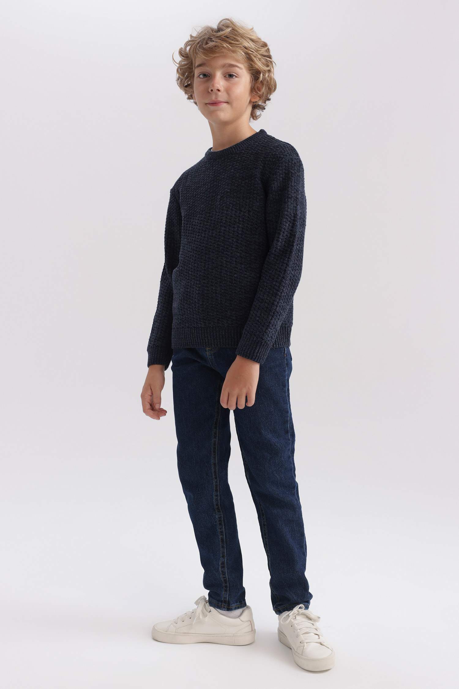Пуловер стандартного кроя с круглым вырезом из трикотажа для мальчиков