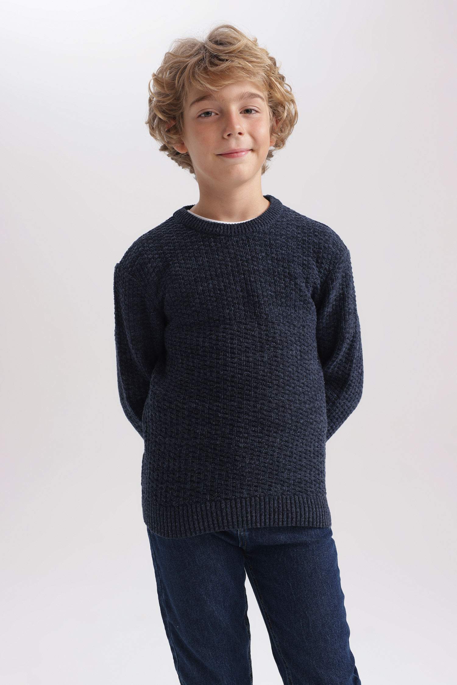 Пуловер стандартного кроя с круглым вырезом из трикотажа для мальчиков