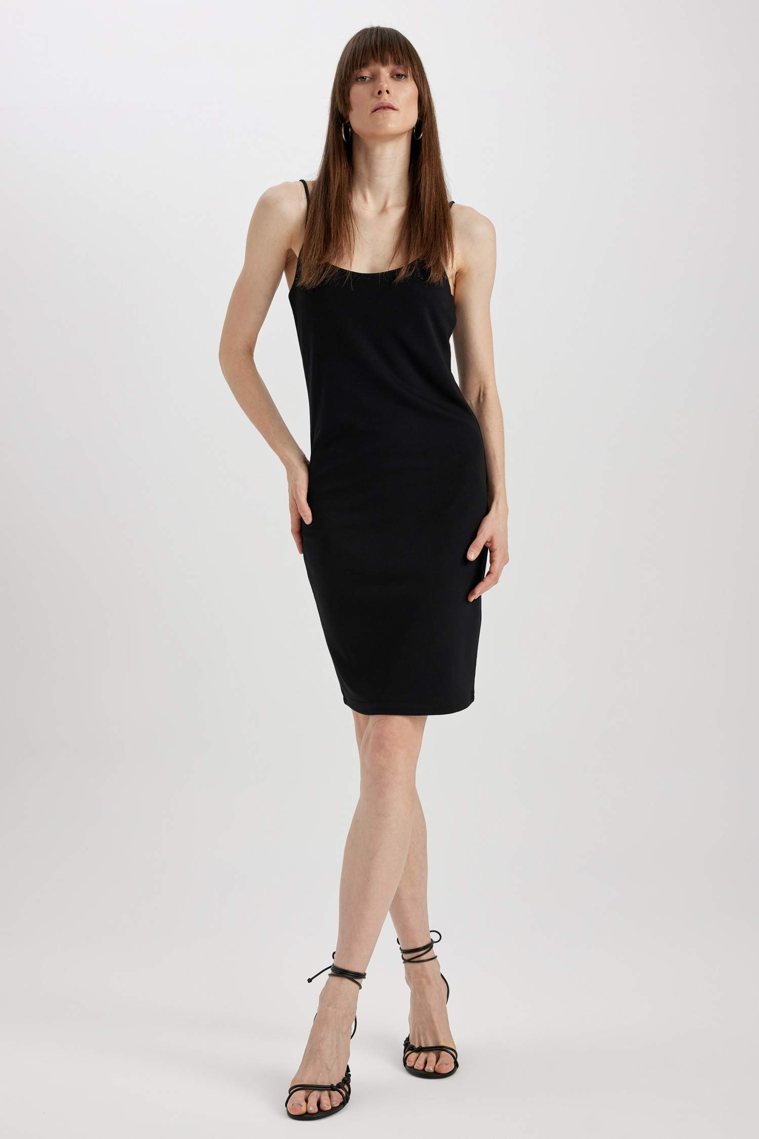 فستان قصير بديكون بدون بأكمام برقبة مربعة