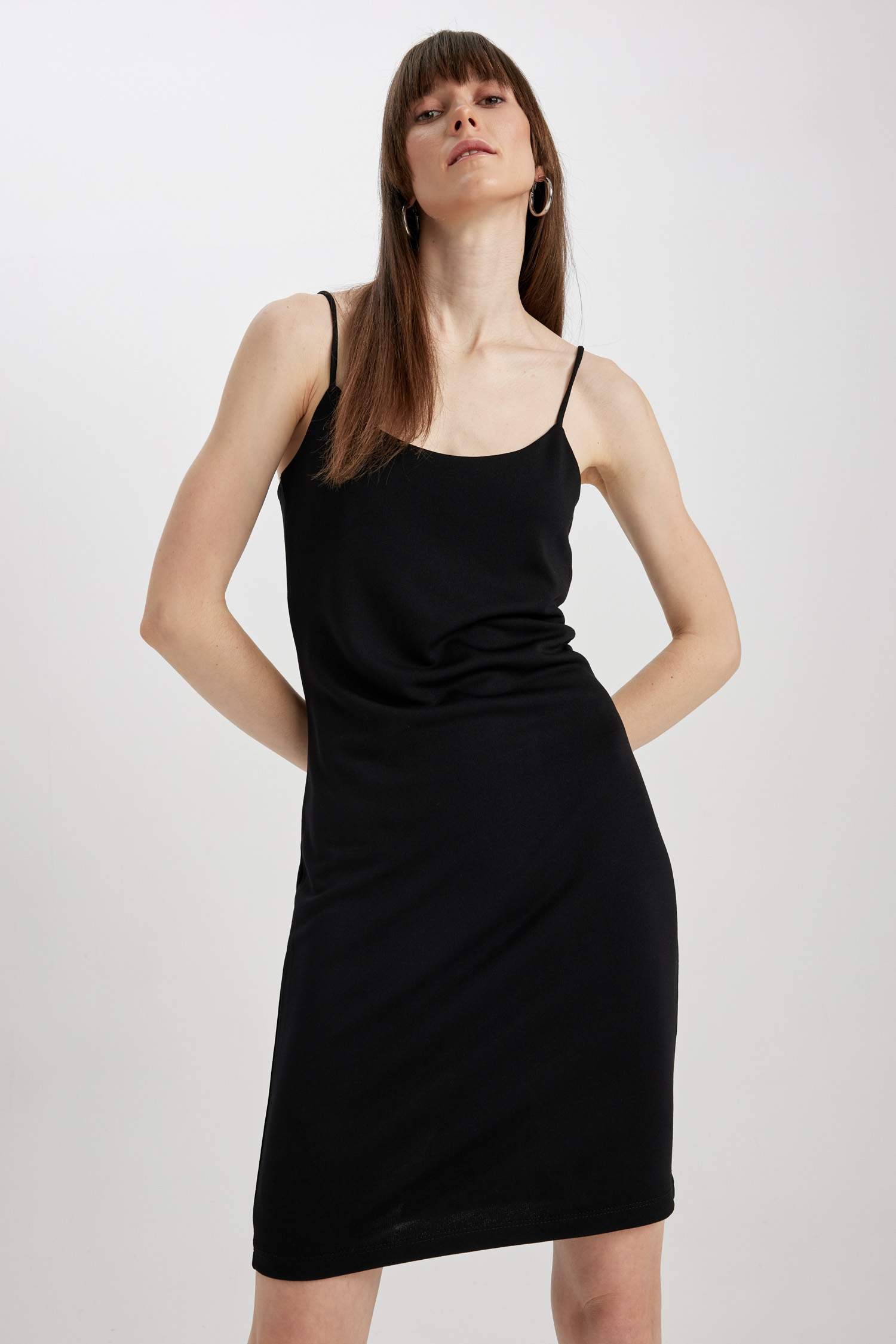 فستان قصير بديكون بدون بأكمام برقبة مربعة