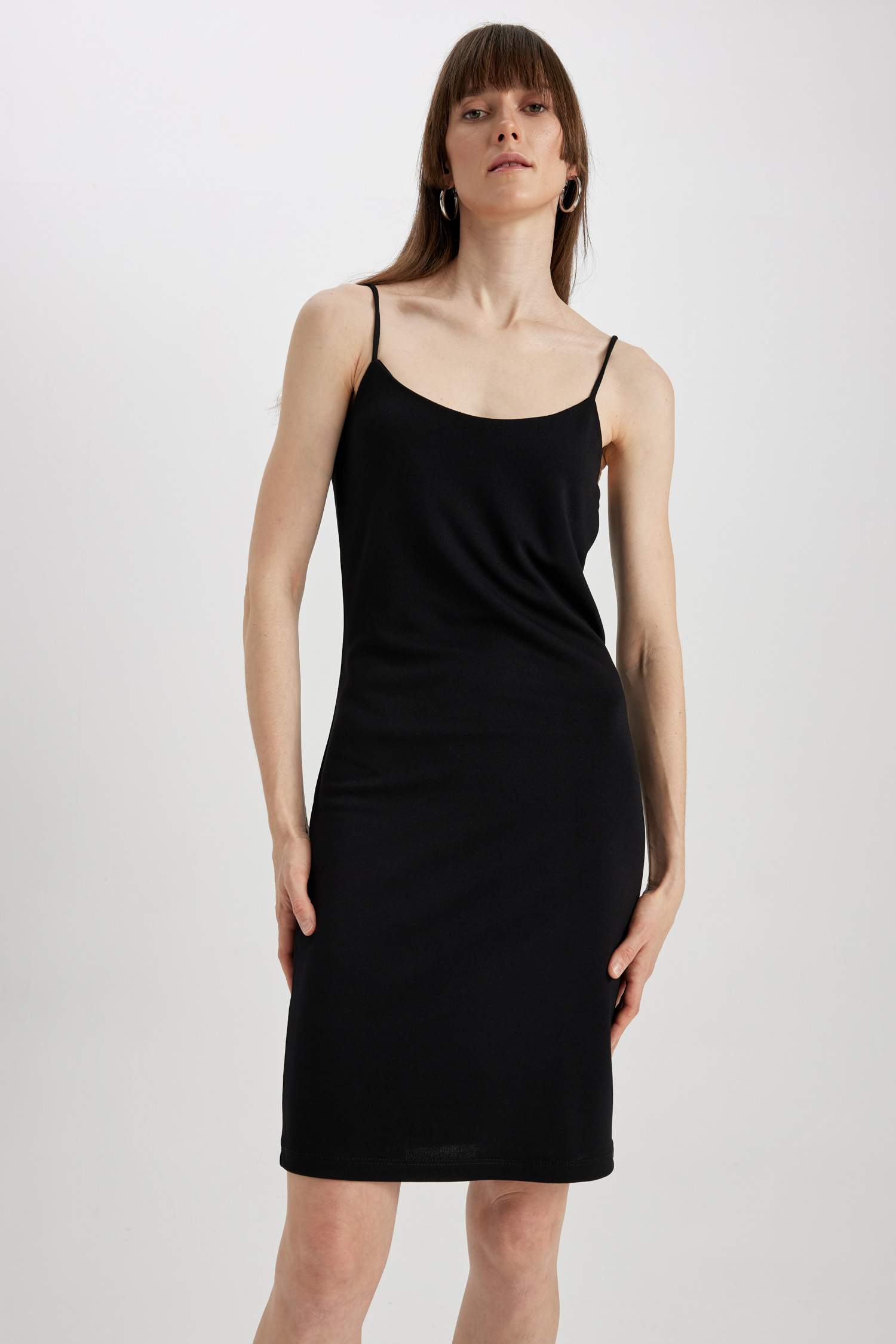 فستان قصير بديكون بدون بأكمام برقبة مربعة